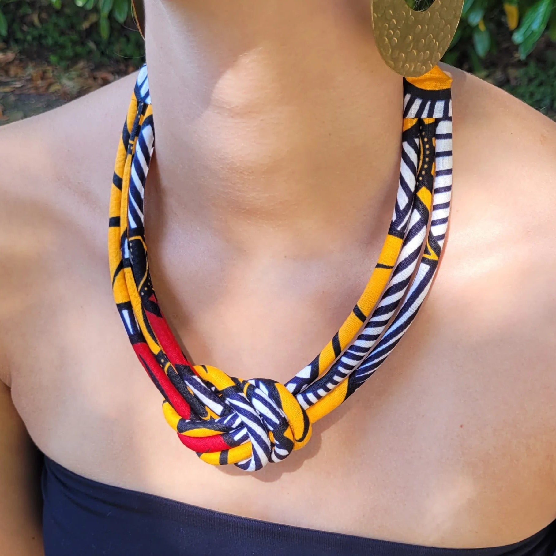 collier en tissu Rokhaya, un collier ethnique chic fait artisanalement à Dakar
