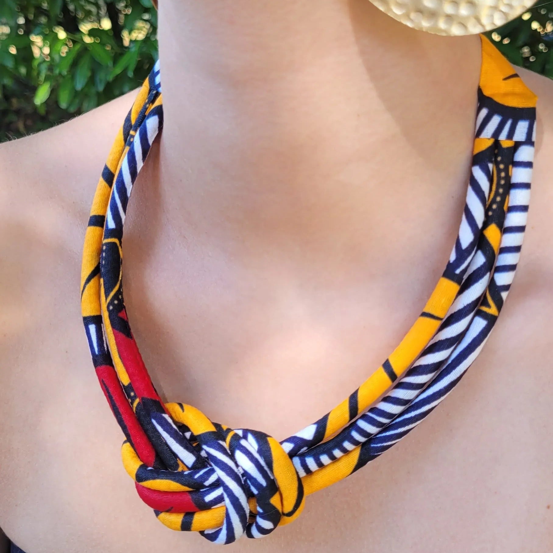collier en tissu Rokhaya, un collier ethnique chic composé de trois rangs de cordons recouverts de tissu wax entrelacés