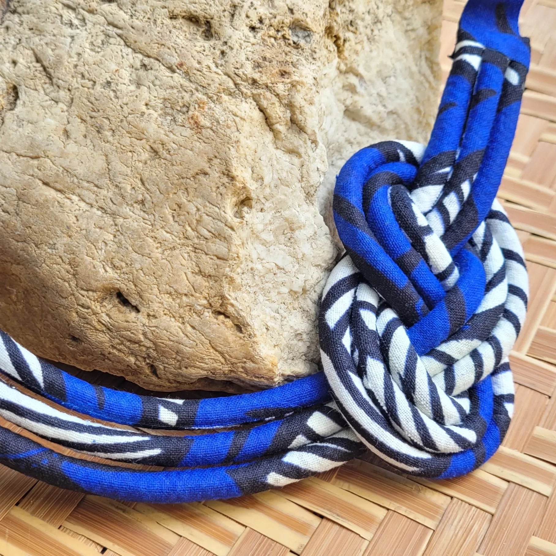 collier en tissu Soukhayna, un bijou africain traditionnel en wax bleu, blanc et noir