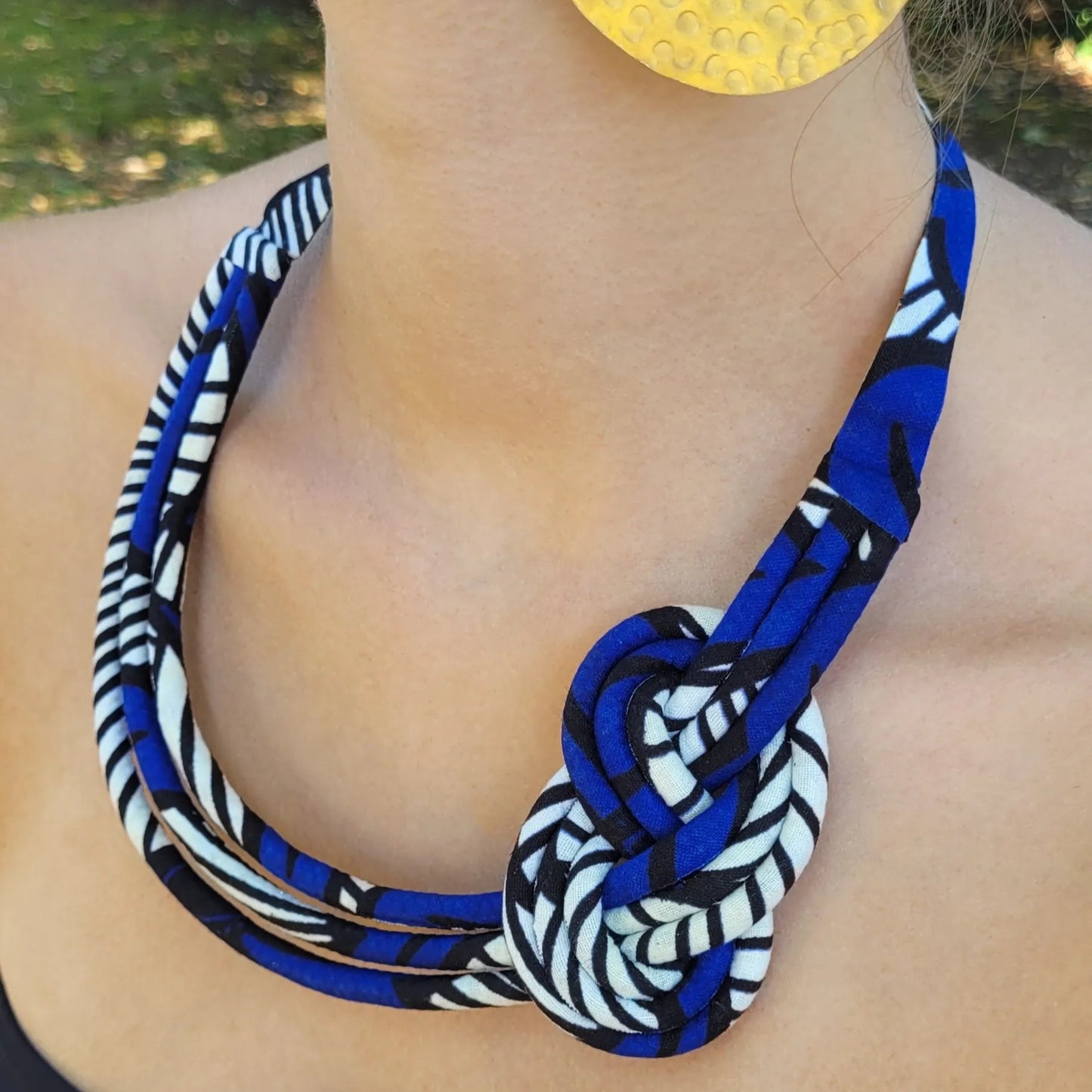 collier en tissu Soukhayna, un collier coloré en wax bleu, blanc et noir