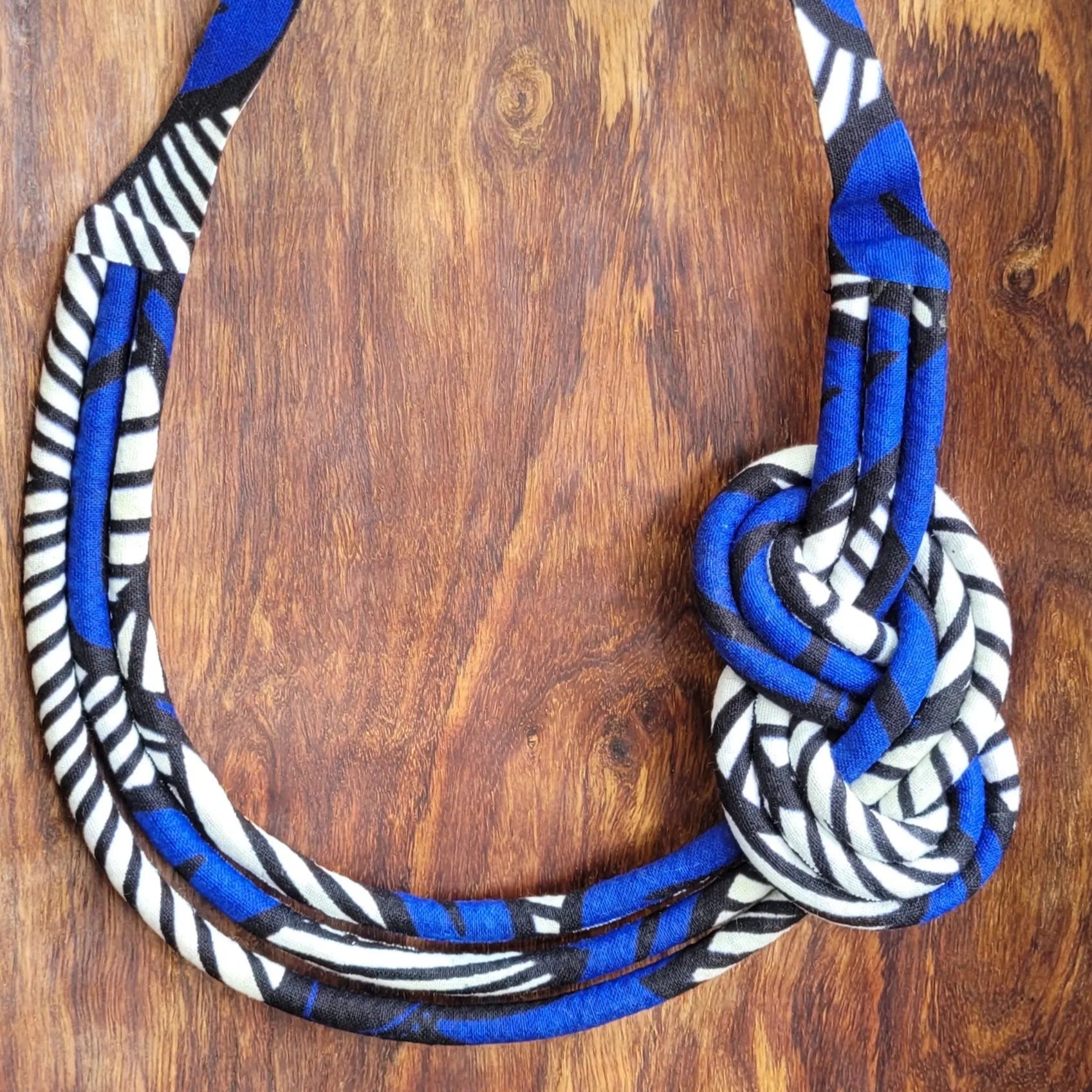 collier en tissu Soukhayna, un collier coloré en pagne formant un nœud
