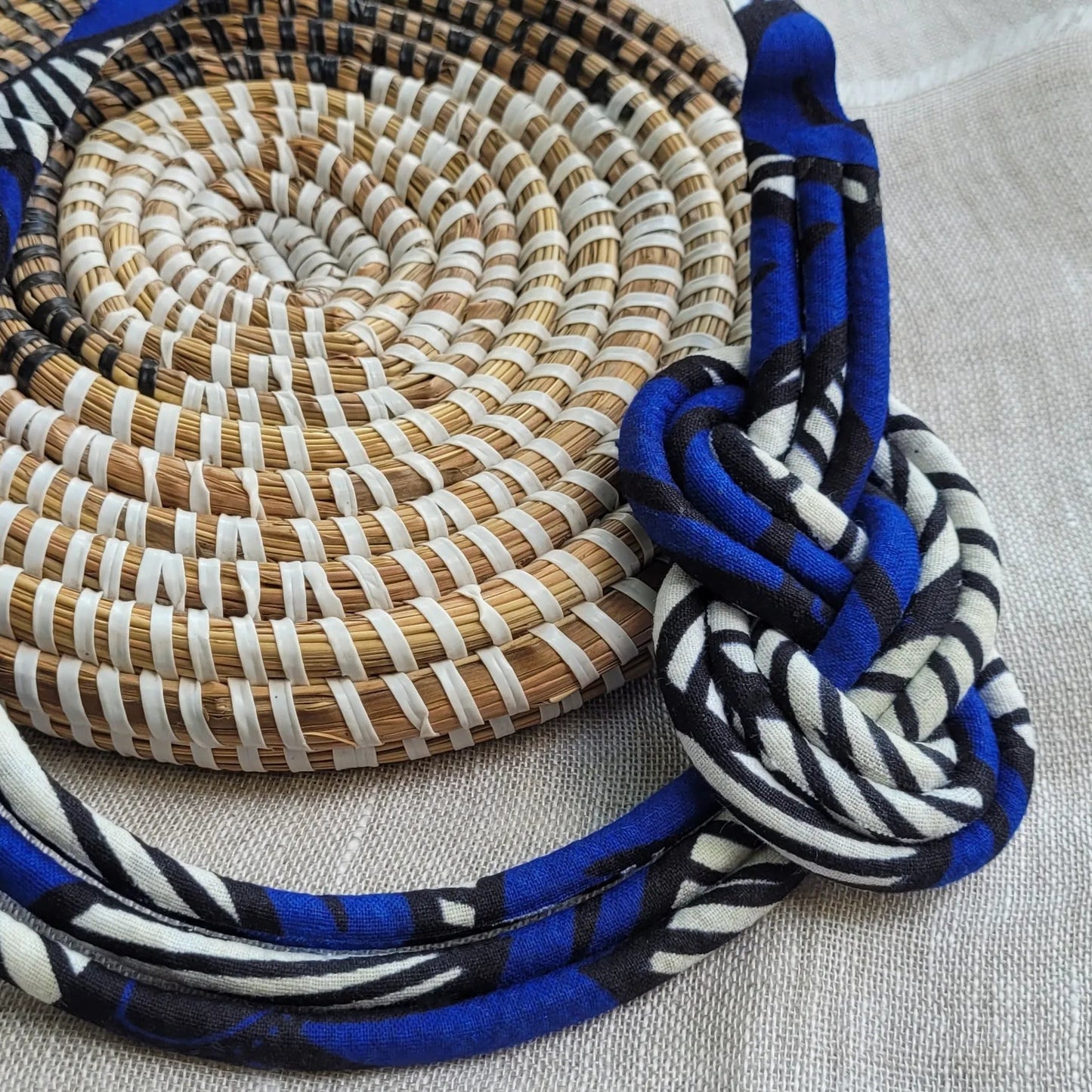 collier en tissu Soukhayna, un collier coloré fait artisanalement à Dakar