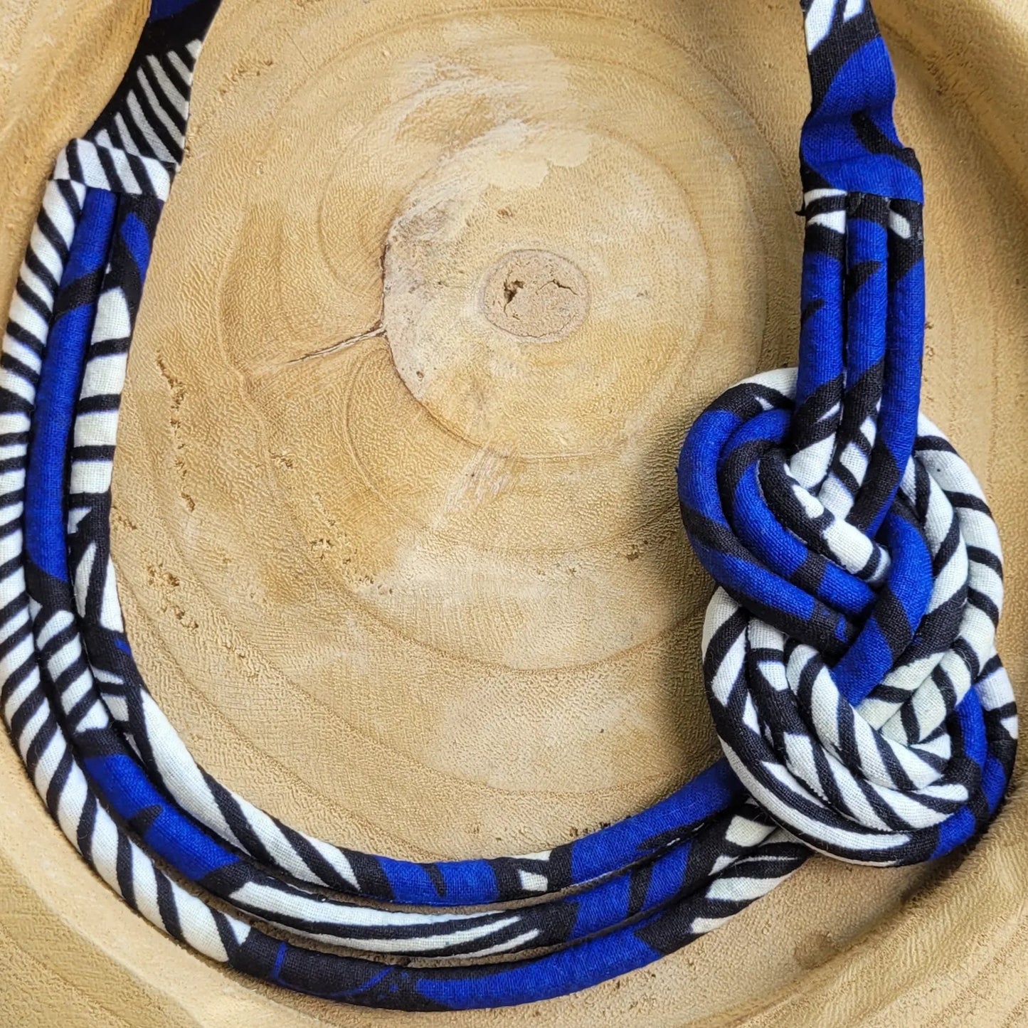 collier en tissu Soukhayna, un collier coloré composé de trois rangs de cordons recouverts de tissu wax entrelacés