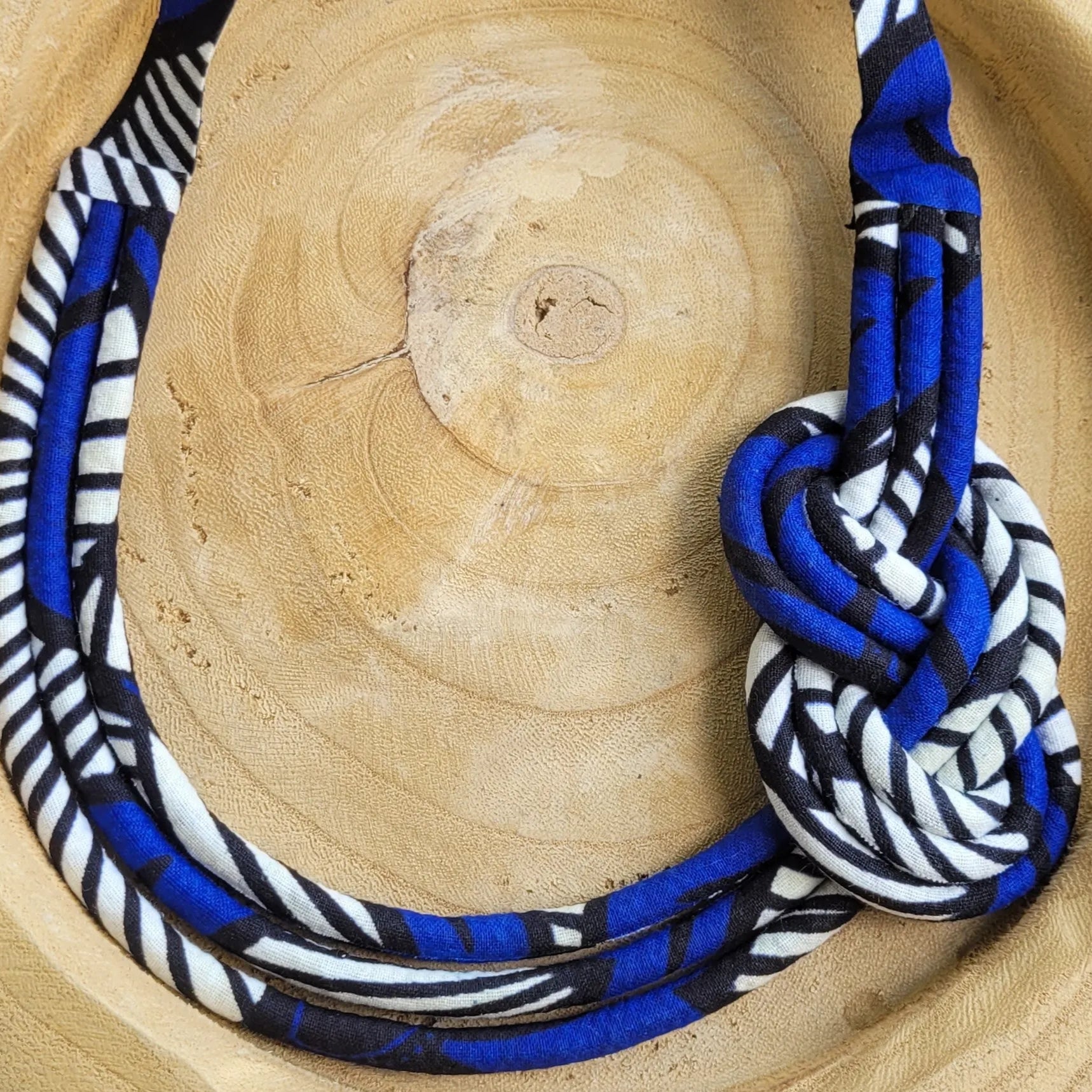 collier en tissu Soukhayna, un collier coloré composé de trois rangs de cordons recouverts de tissu wax entrelacés