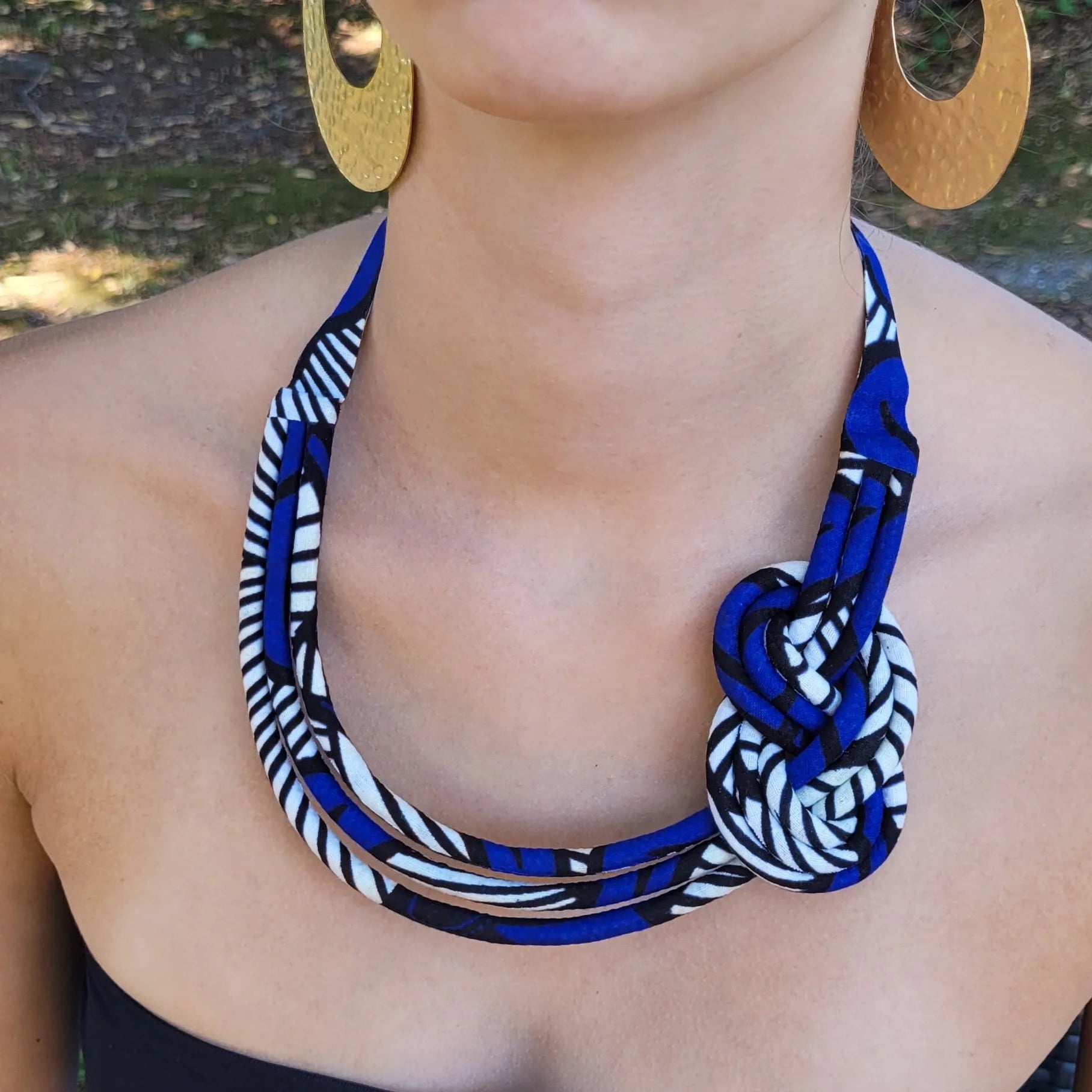 collier en tissu Soukhayna, un collier ethnique chic en pagne formant un nœud