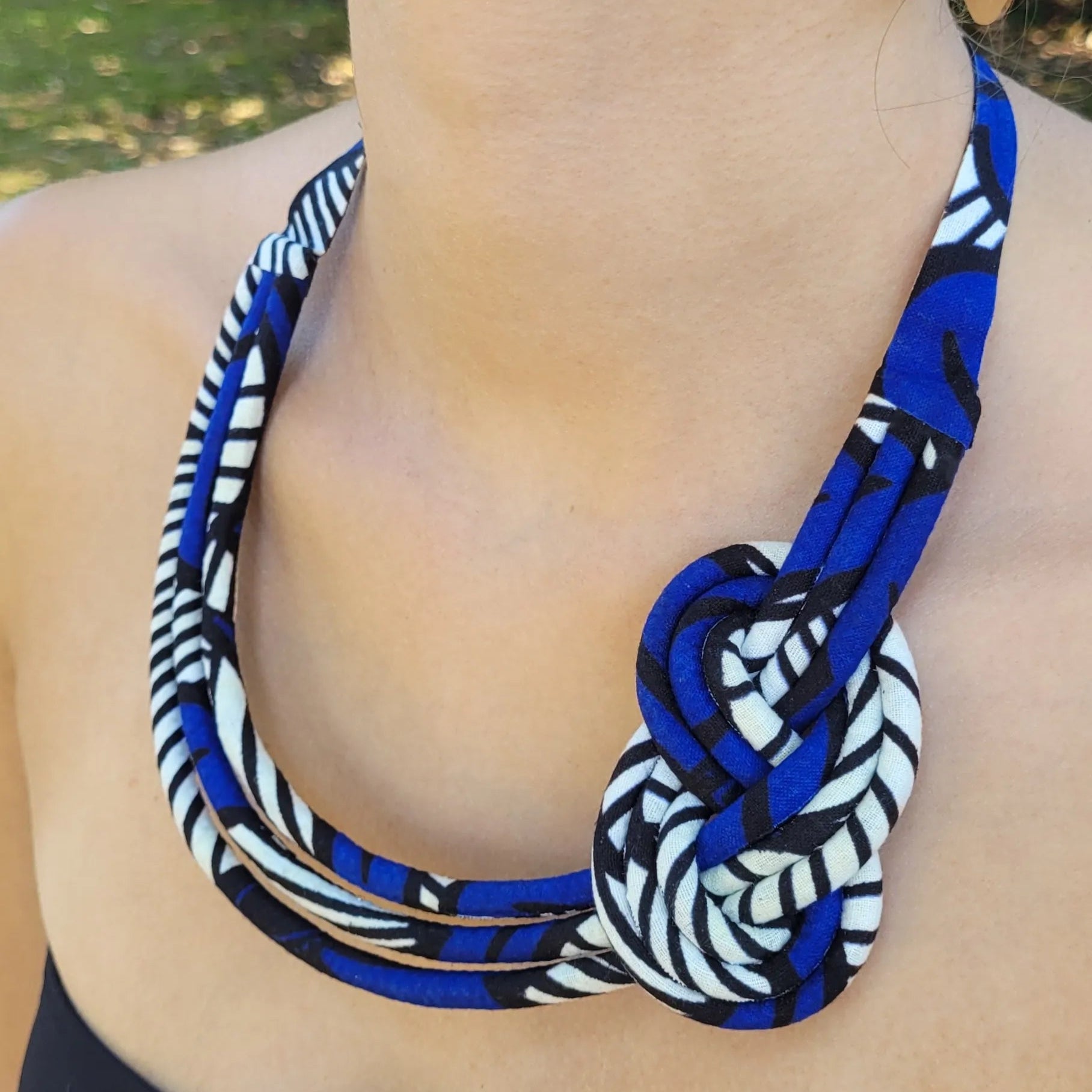 collier en tissu Soukhayna, un collier ethnique chic fait artisanalement à Dakar