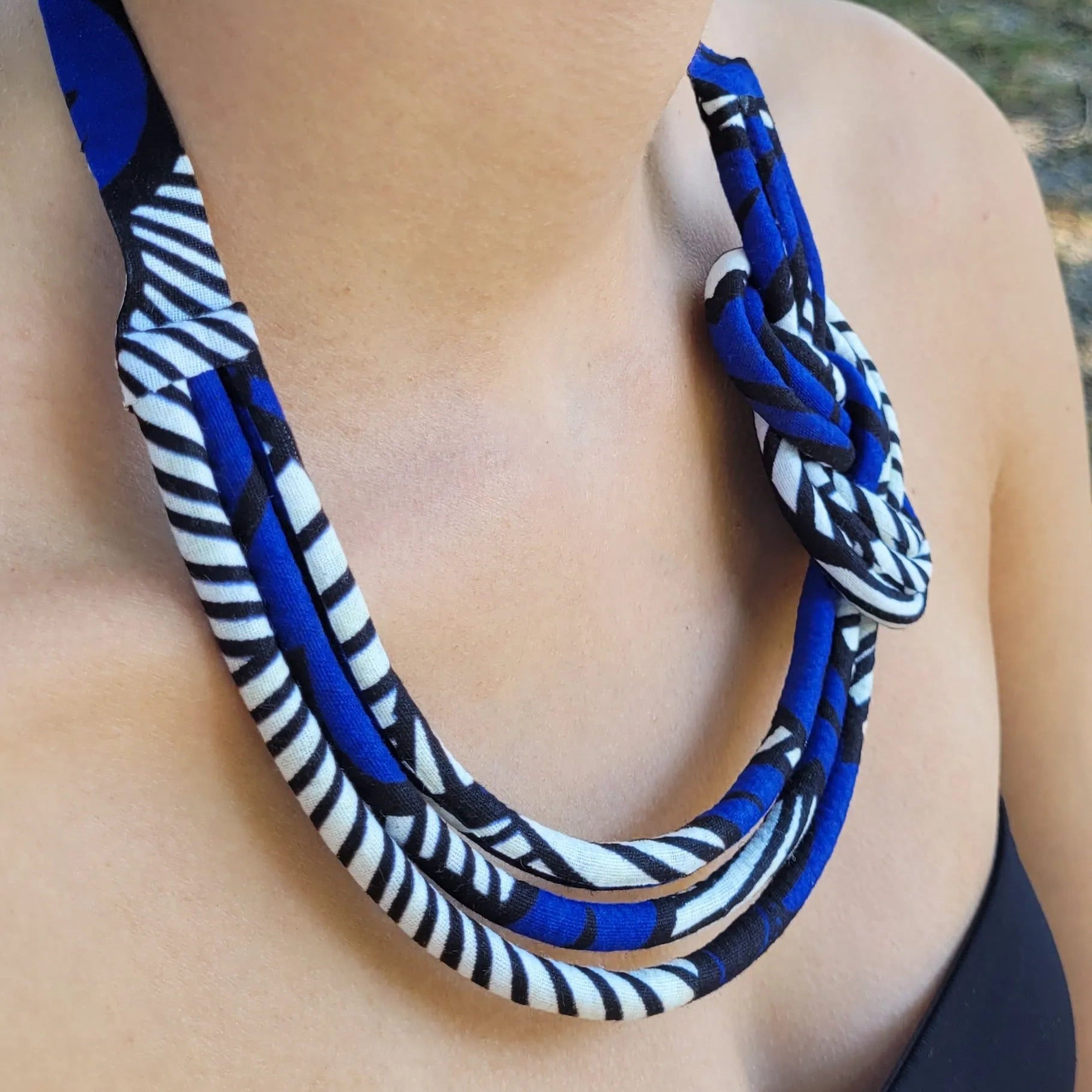 collier en tissu Soukhayna, un collier ethnique chic composé de trois rangs de cordons recouverts de tissu wax entrelacés