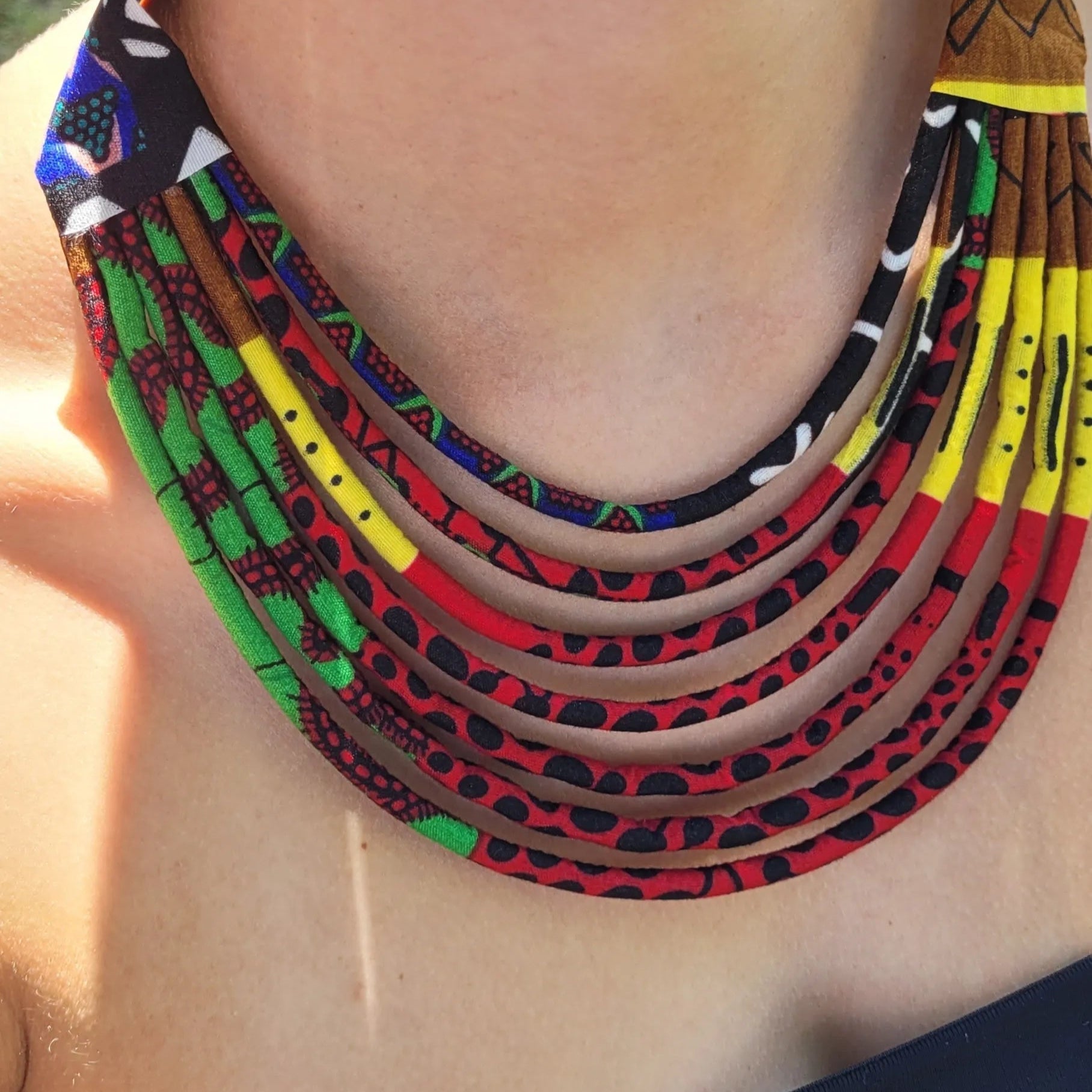 collier en tissu Thiondy, un collier ethnique chic fait main à Dakar