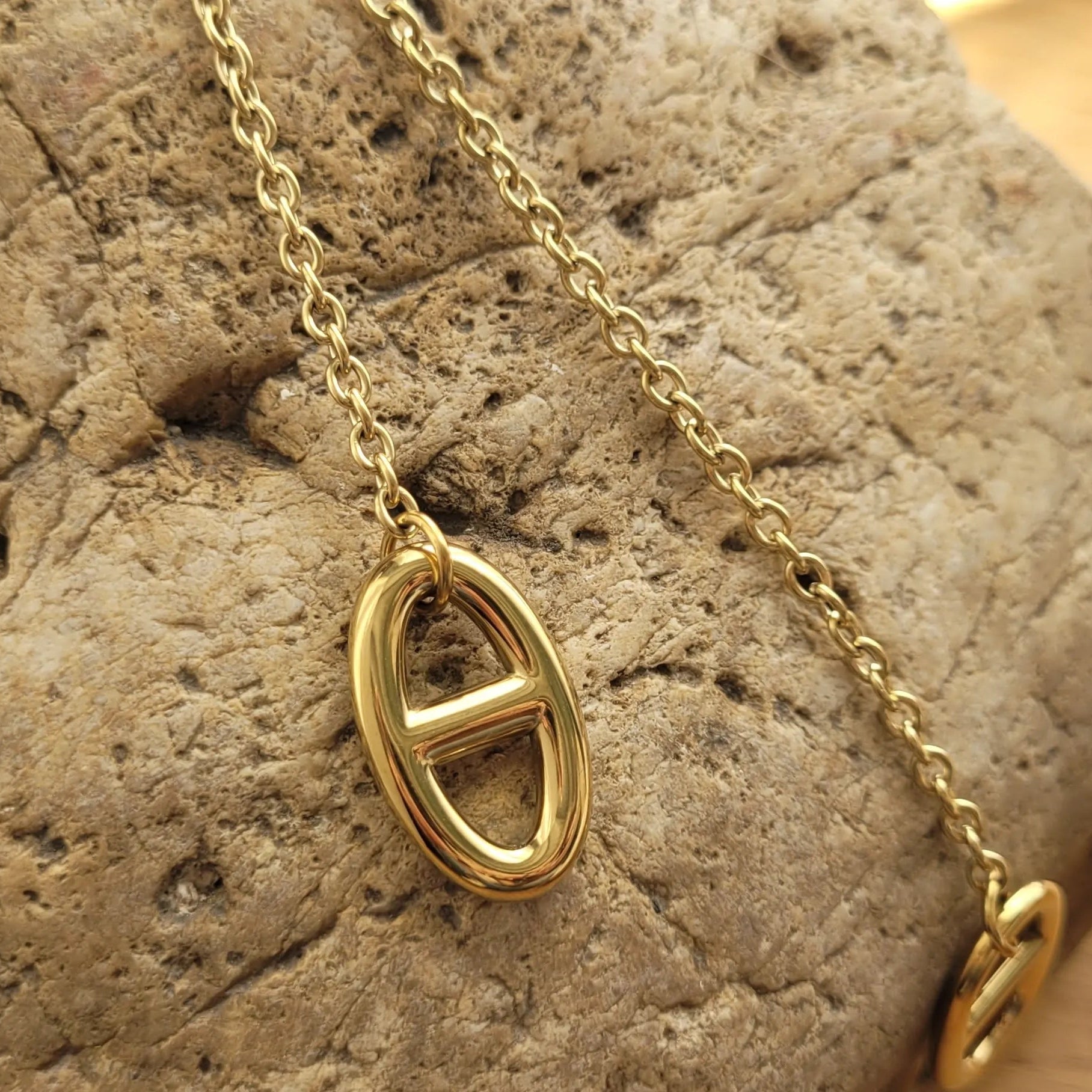 colliers Naya, des bijoux iconiques à la maille marine 