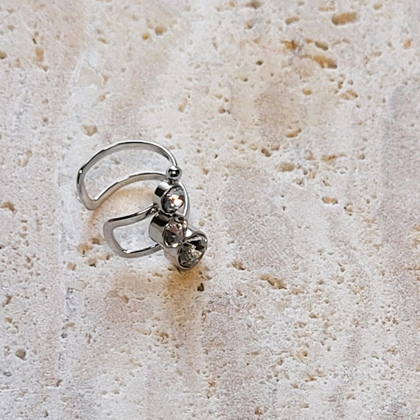 boucle d’oreille pour cartilage Kara argentée, ear cuff oreilles non percées