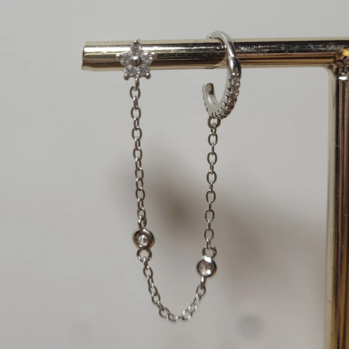 boucle d’oreille sans trou Singularu Nyra argentée, ear cuff oreilles non percées