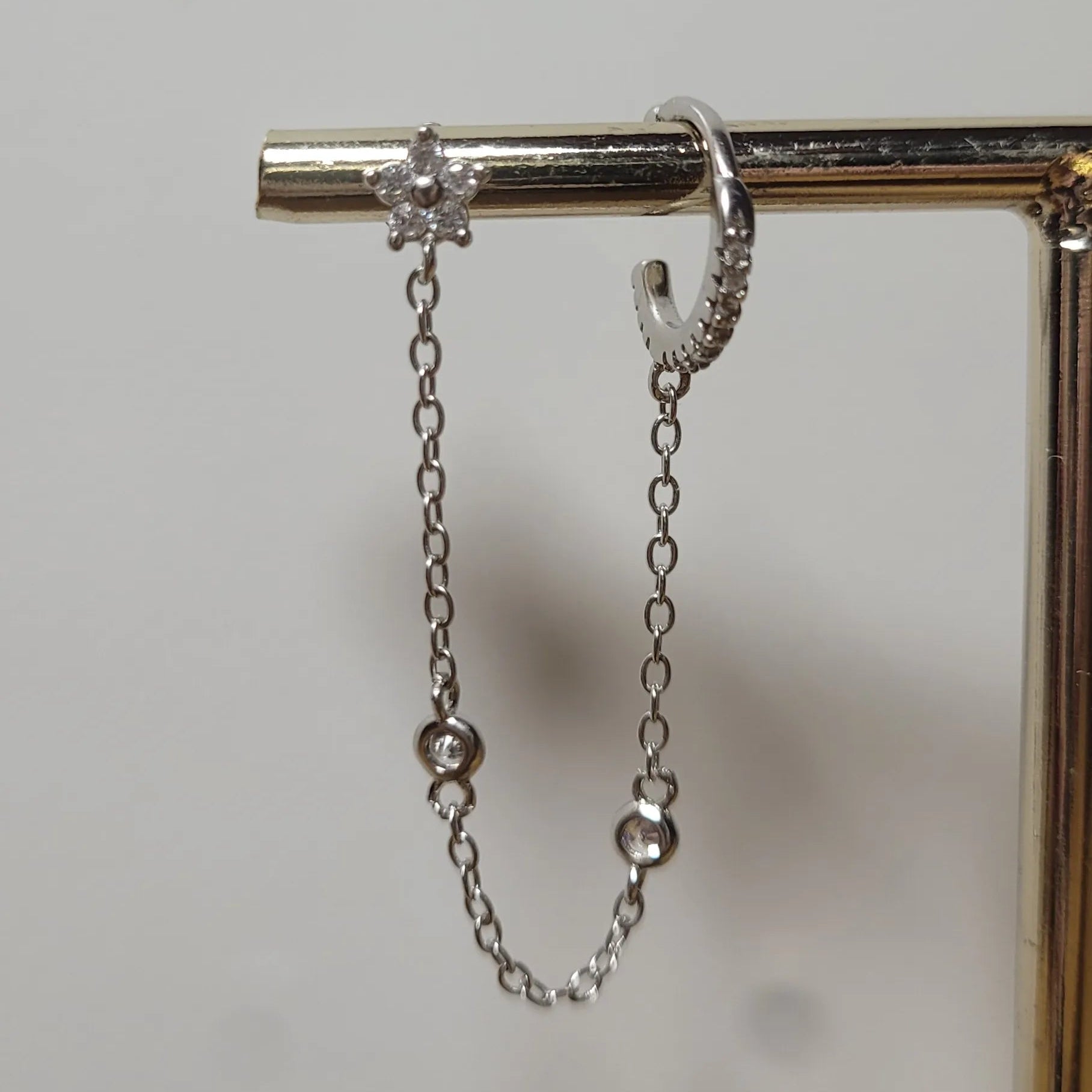 boucle d’oreille sans trou Singularu Nyra argentée, ear cuff oreilles non percées