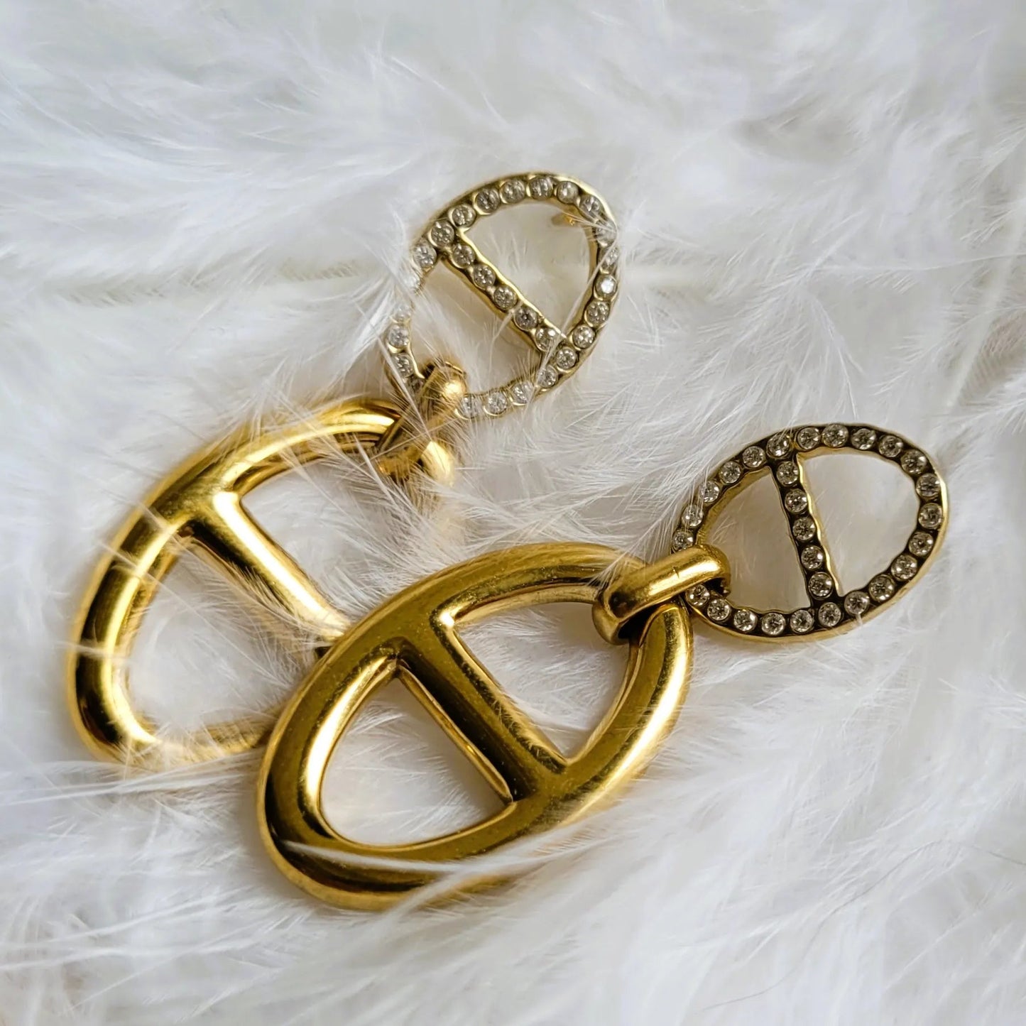 Galatée, des boucles d’oreilles pendantes à la maille marine