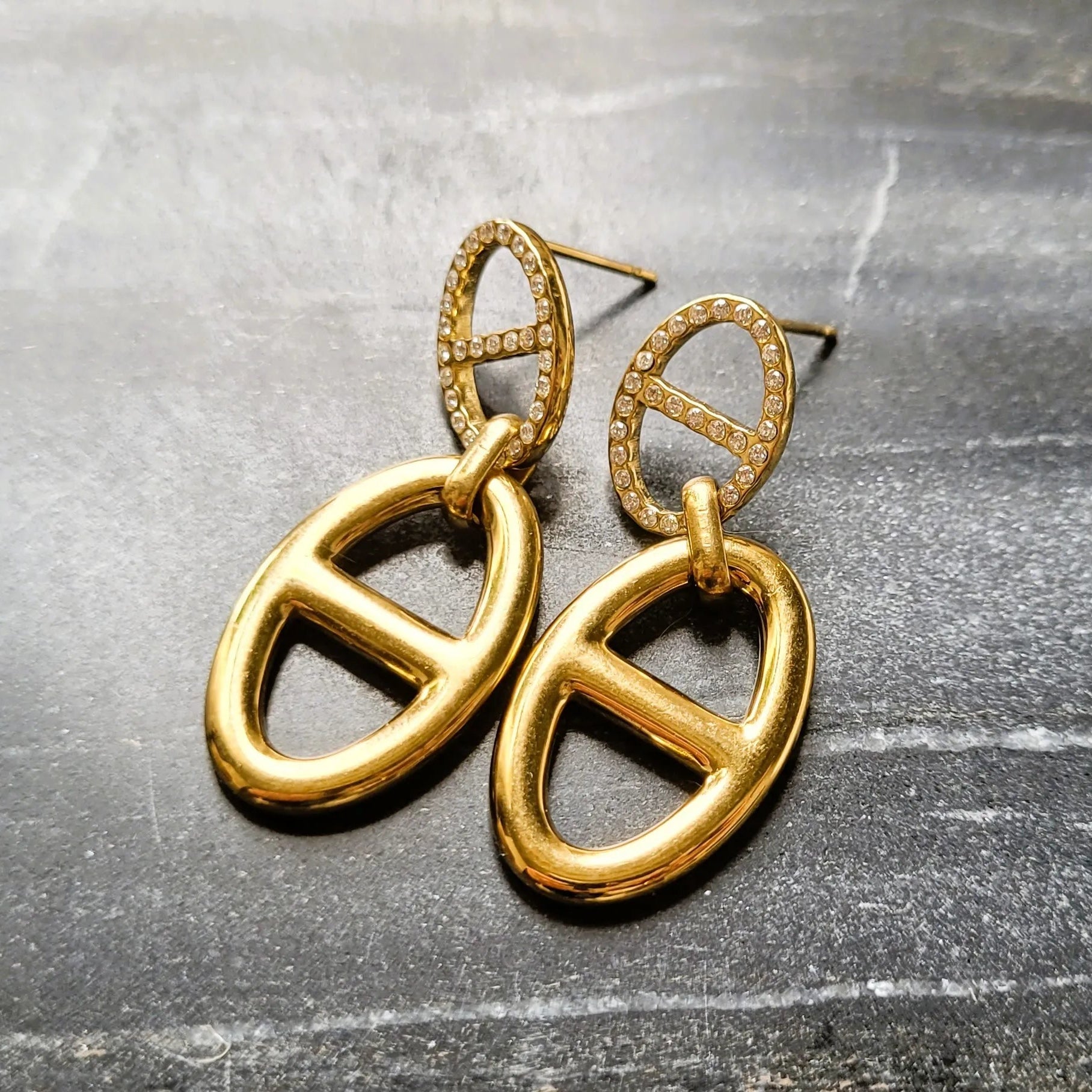 Galatée maille marine, des boucles d’oreilles dorées pour adolescentes