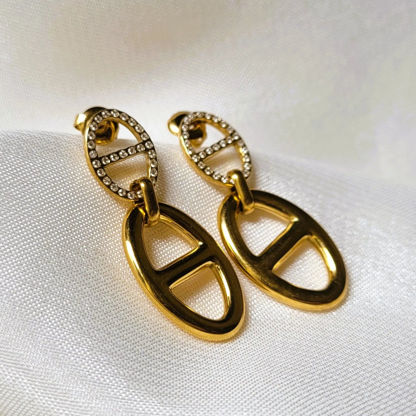 Galatée maille marine, des boucles d’oreilles iconiques pour adolescentes