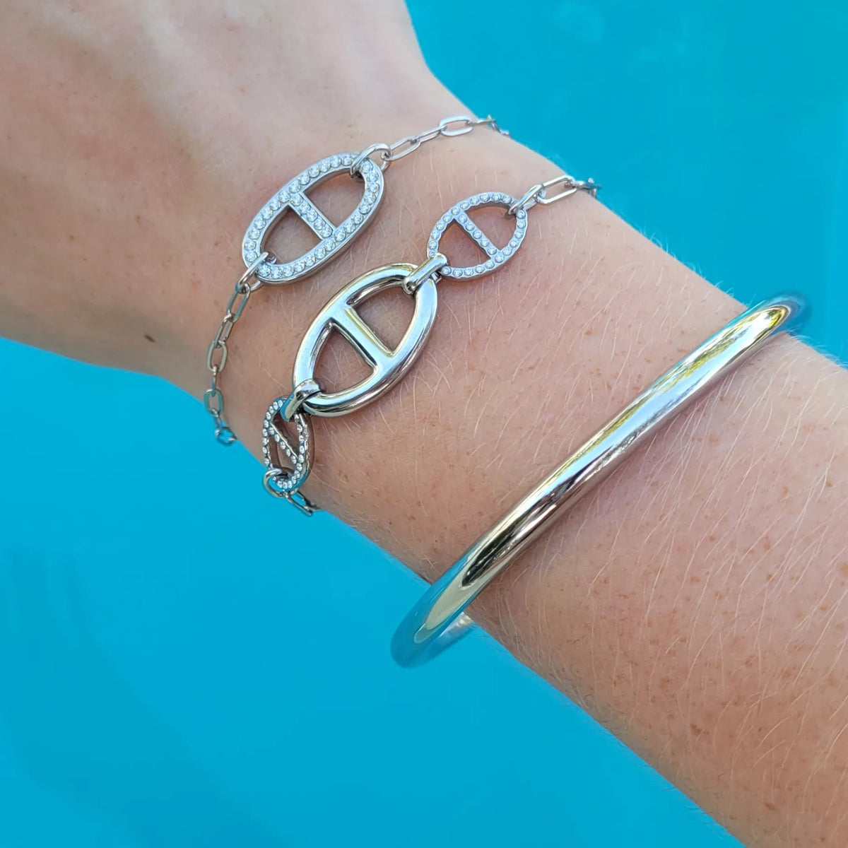 jonc en acier inoxydable argenté Pretty Fine, un bracelet anneau intemporel