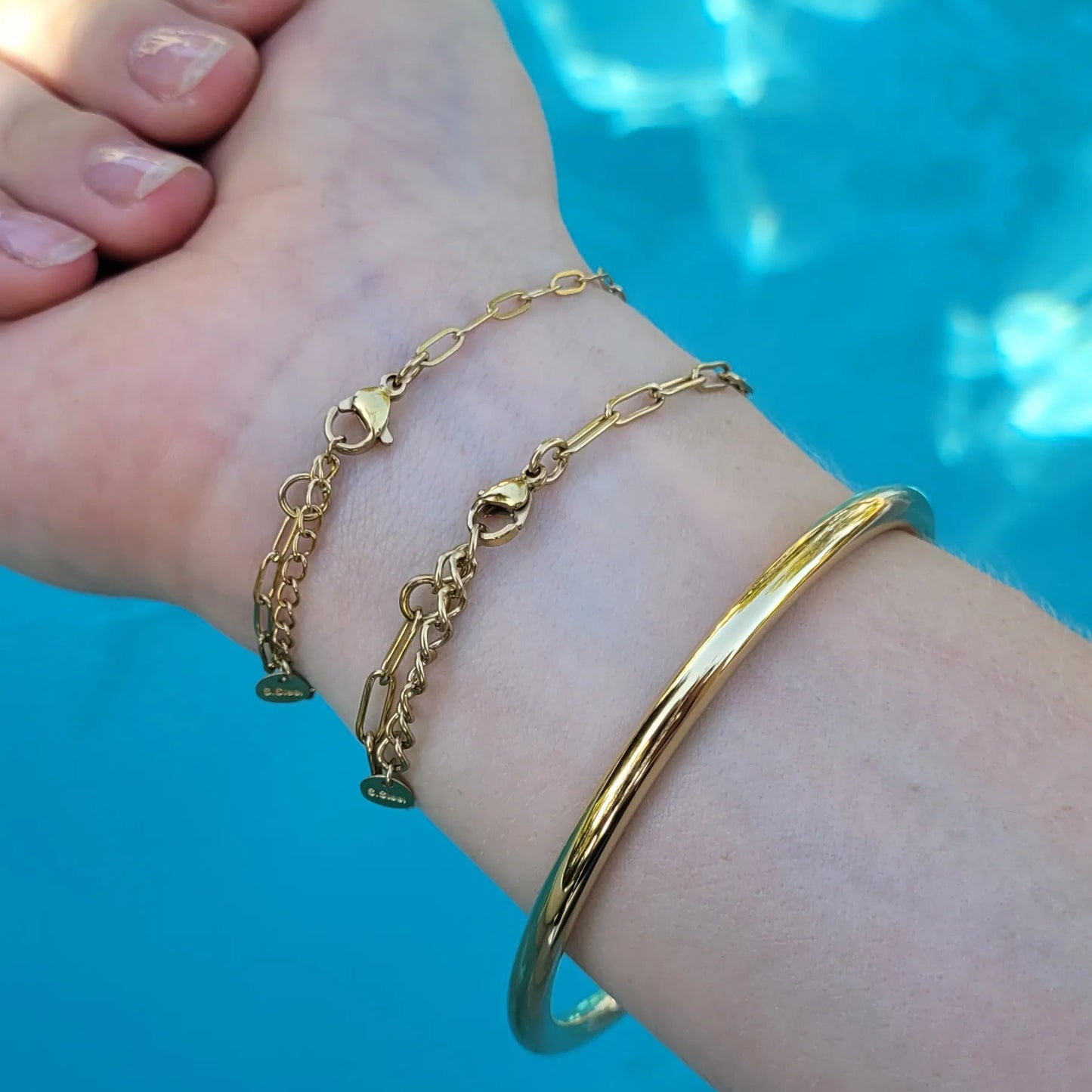 jonc en acier inoxydable doré Pretty Fine, un bracelet anneau chic