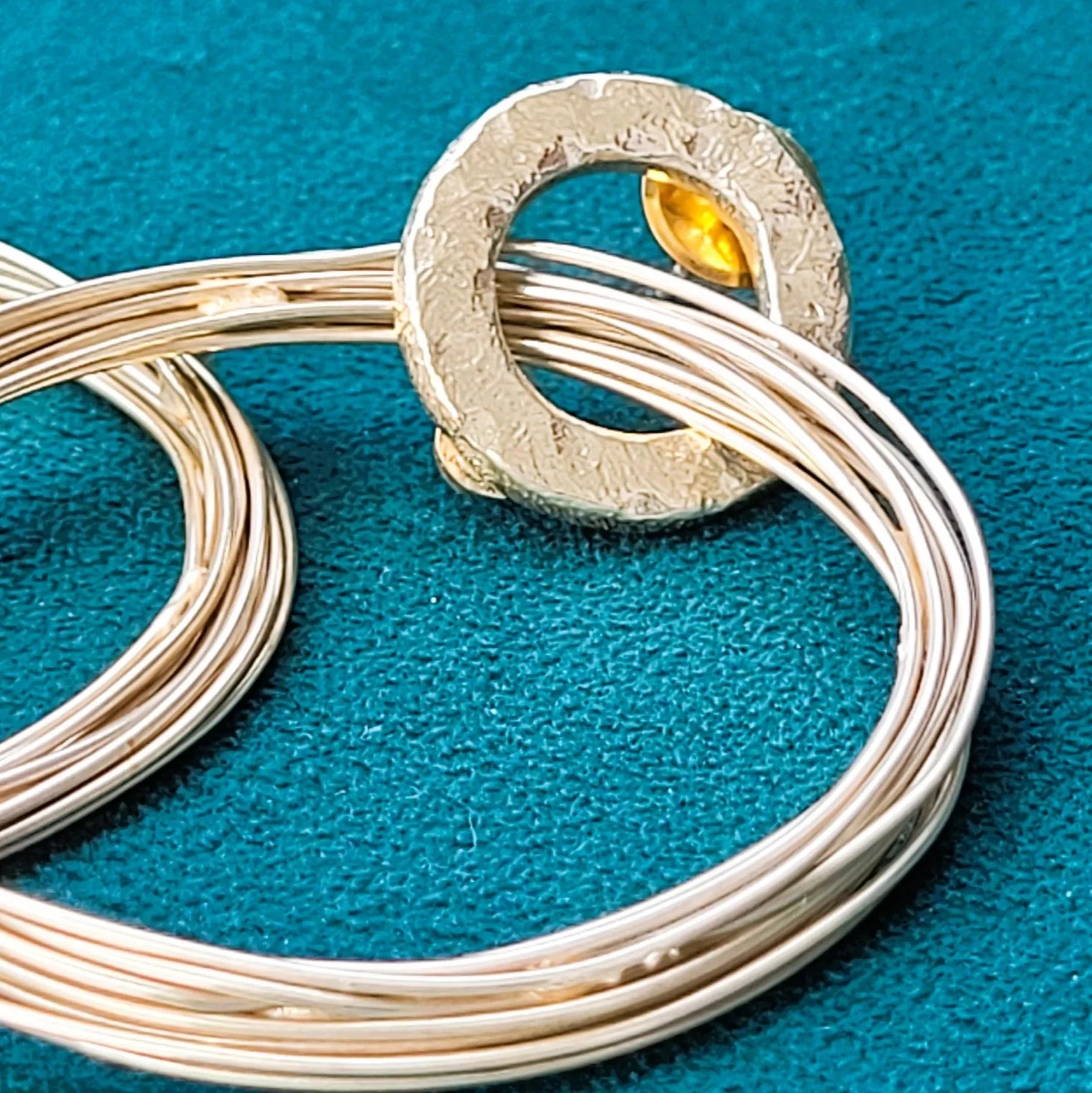 boucles d’oreilles en forme d’anneaux Actuelle Niiki Paris en laiton doré