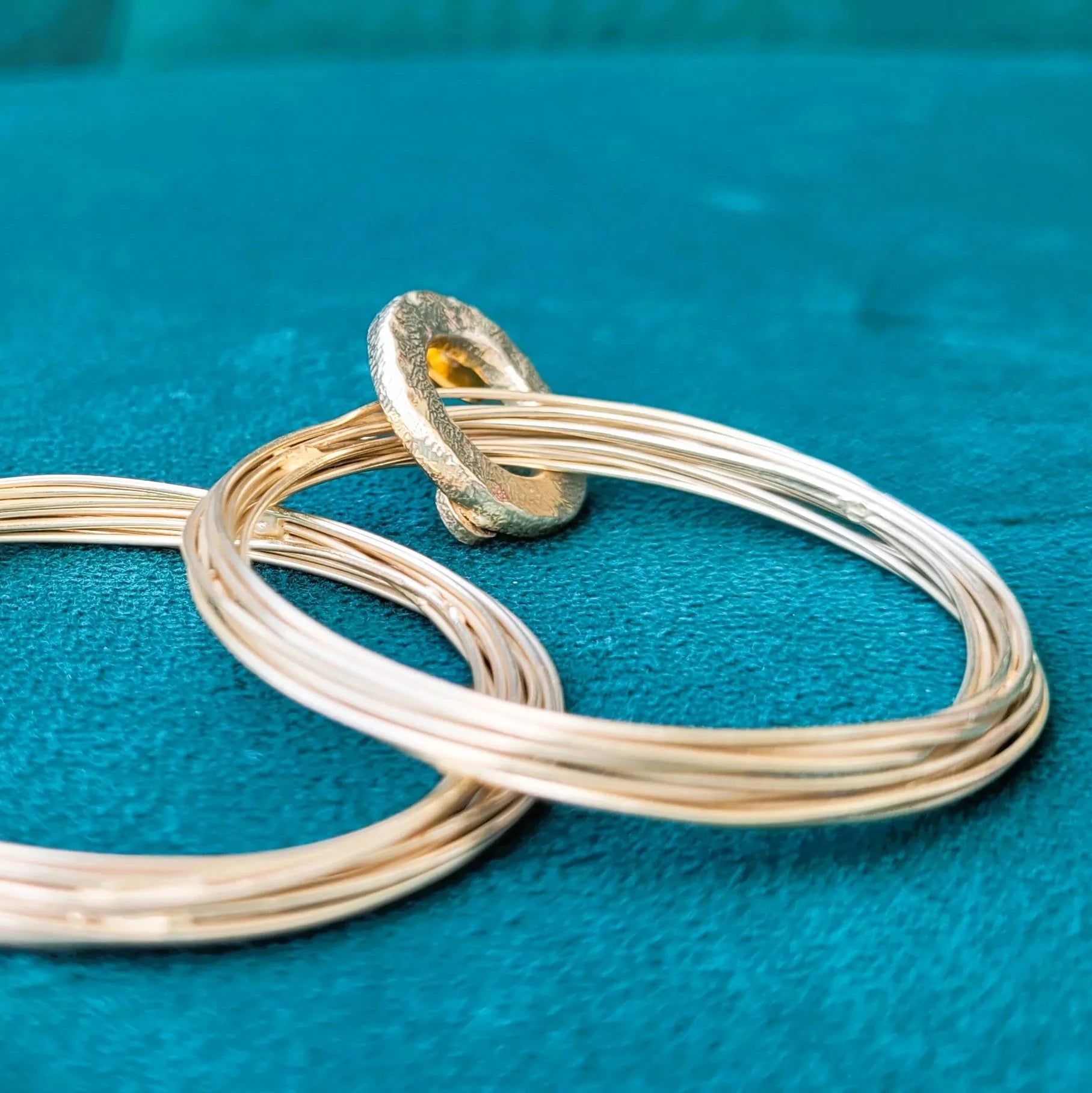 boucles d’oreilles en forme d’anneaux Actuelle Niiki Paris créateur parisien