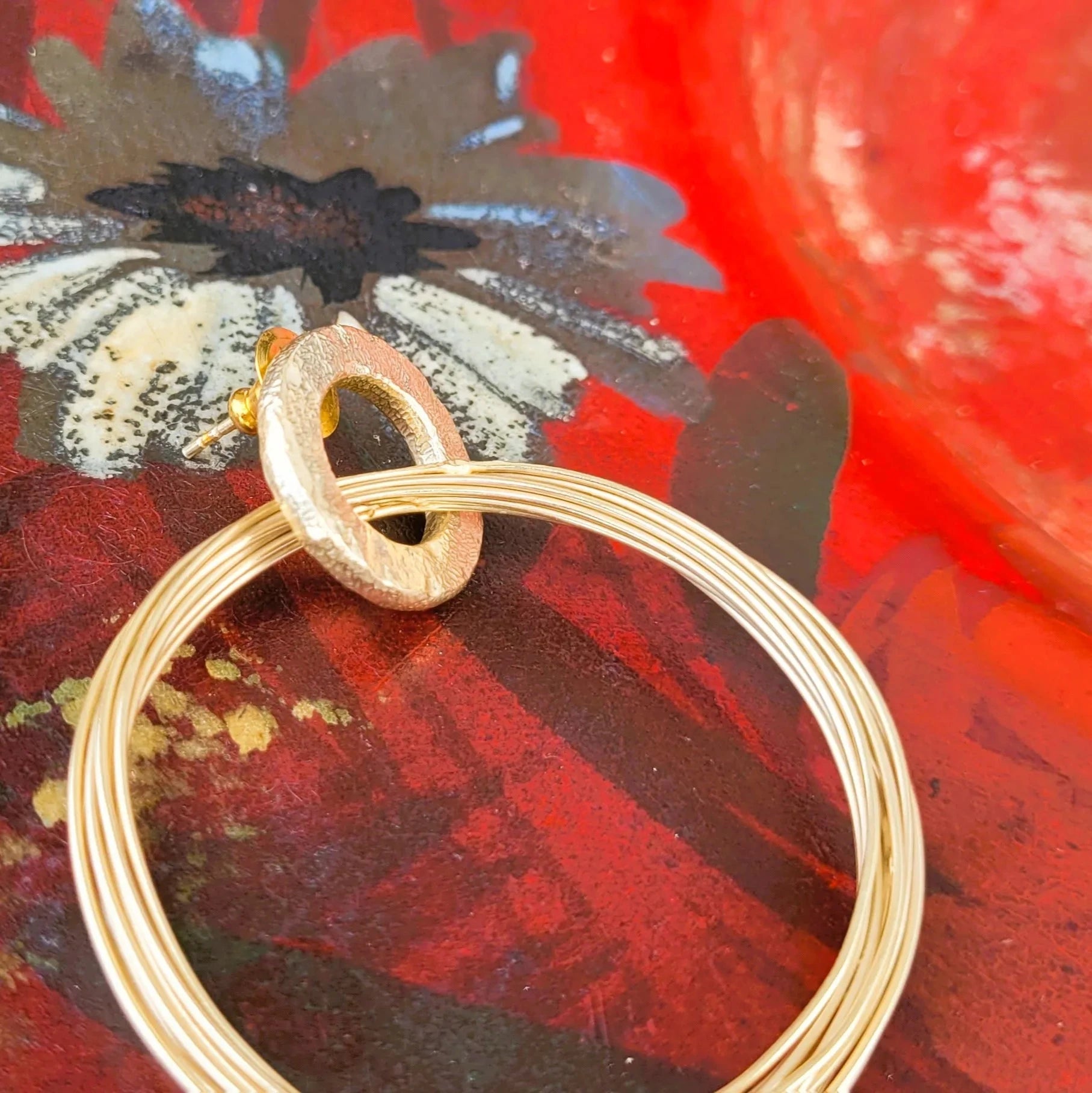 boucle d’oreille en forme d’anneau Actuelle de Niiki Paris en laiton doré