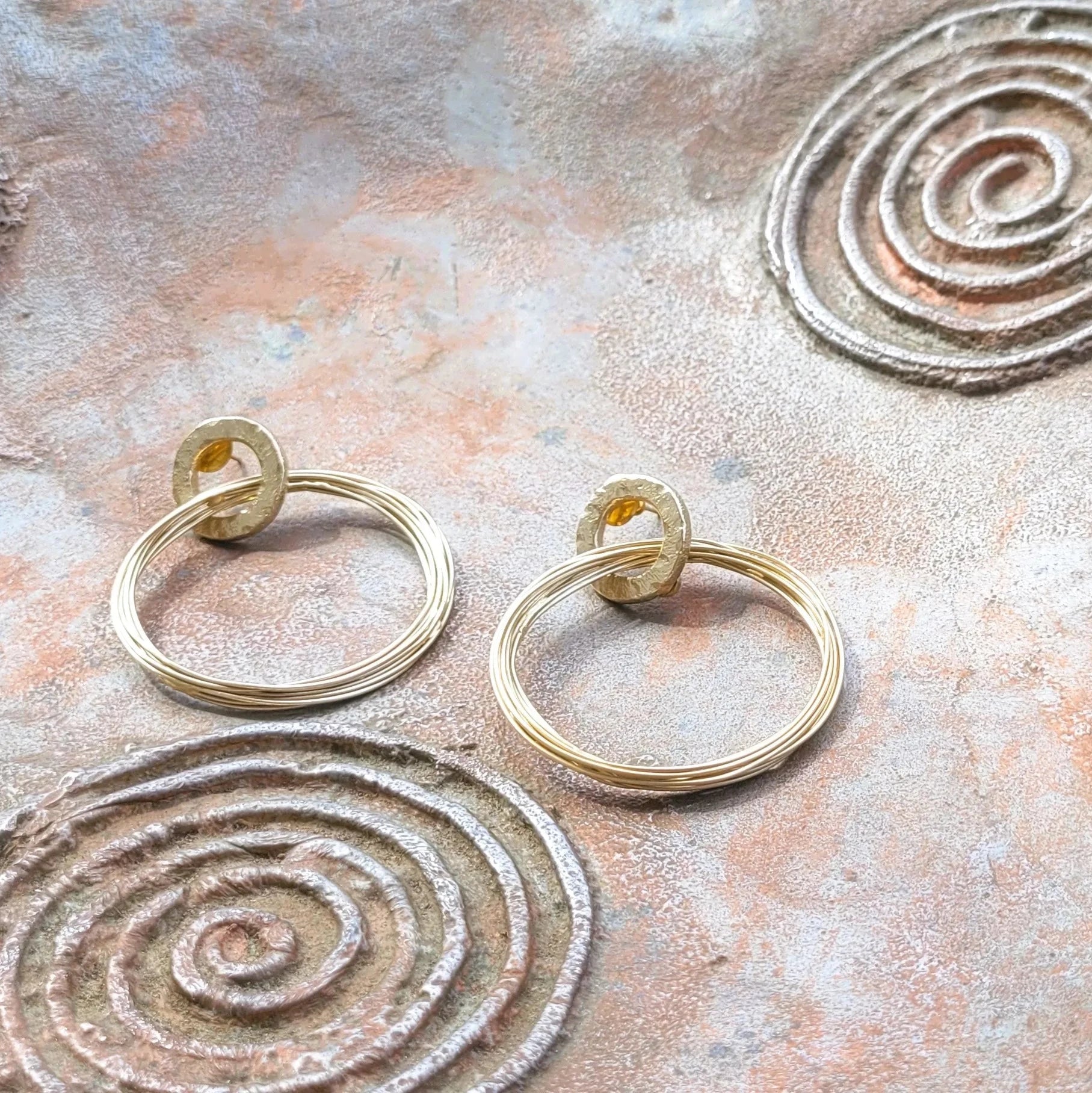 boucle d’oreille en forme d’anneau Actuelle de Niiki Paris créateur parisien
