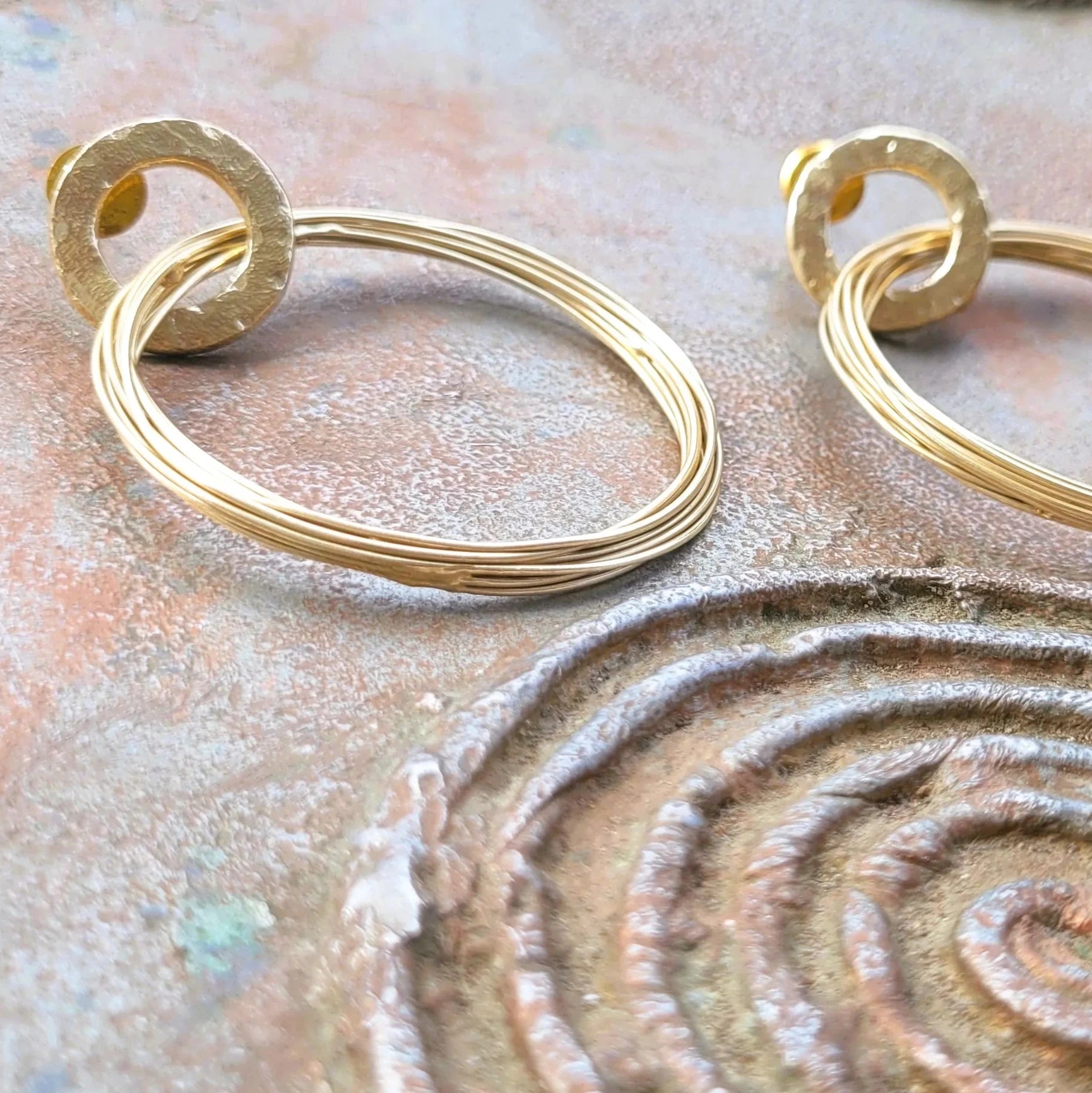 boucles d’oreilles 2024 Actuelle en laiton doré de Niiki Paris