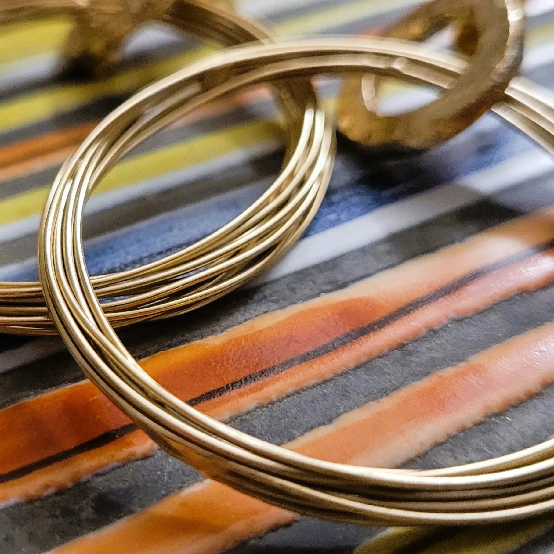 grosse boucle d’oreille tendance modèle Actuelle de la maison Niiki Paris en laiton doré