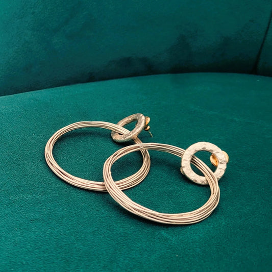 grosses boucles d’oreilles dorées modèle Actuelle de Niiki Paris en laiton doré