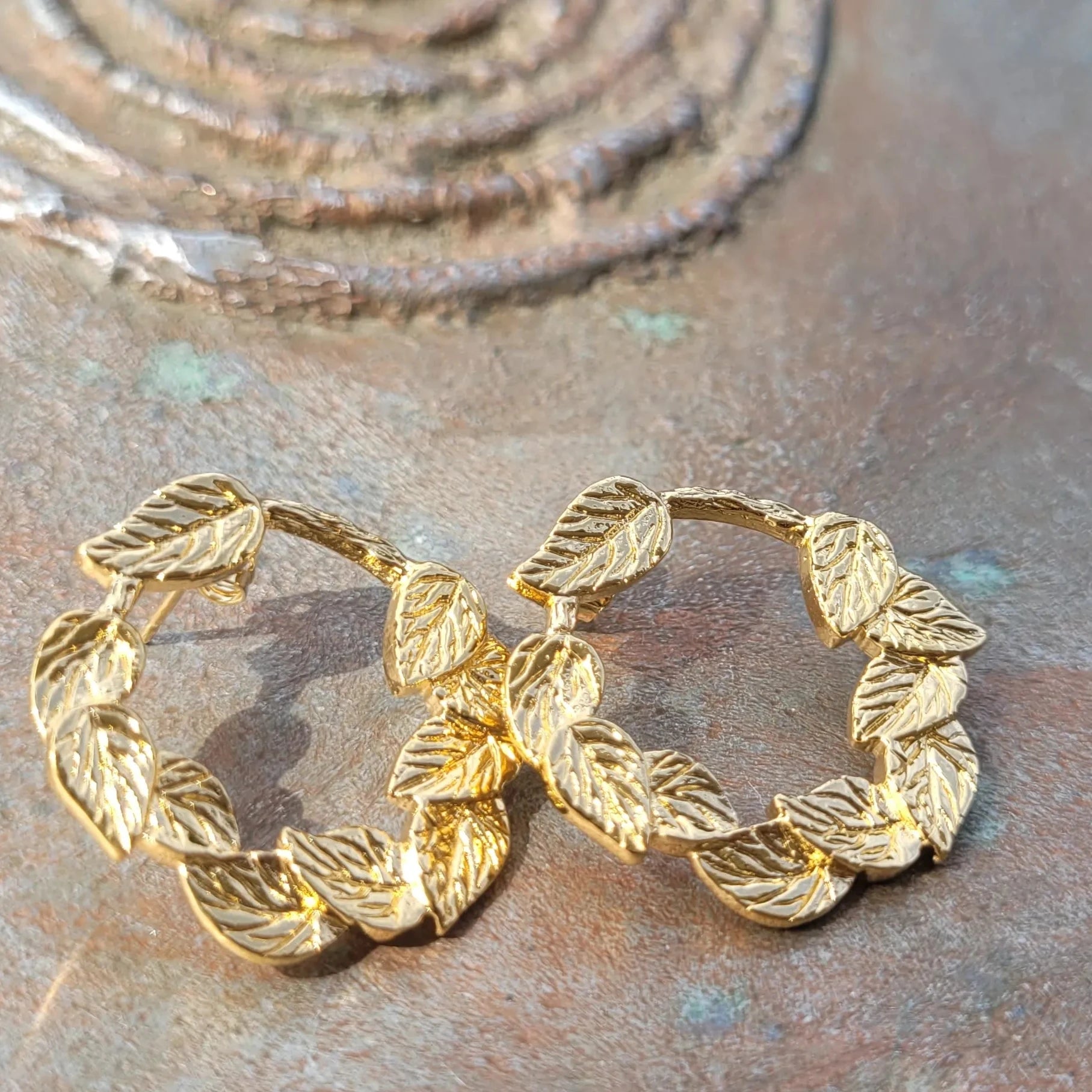 boucles d’oreilles faites à la main du modèle Aphrodite couronne végétale de Niiki Paris