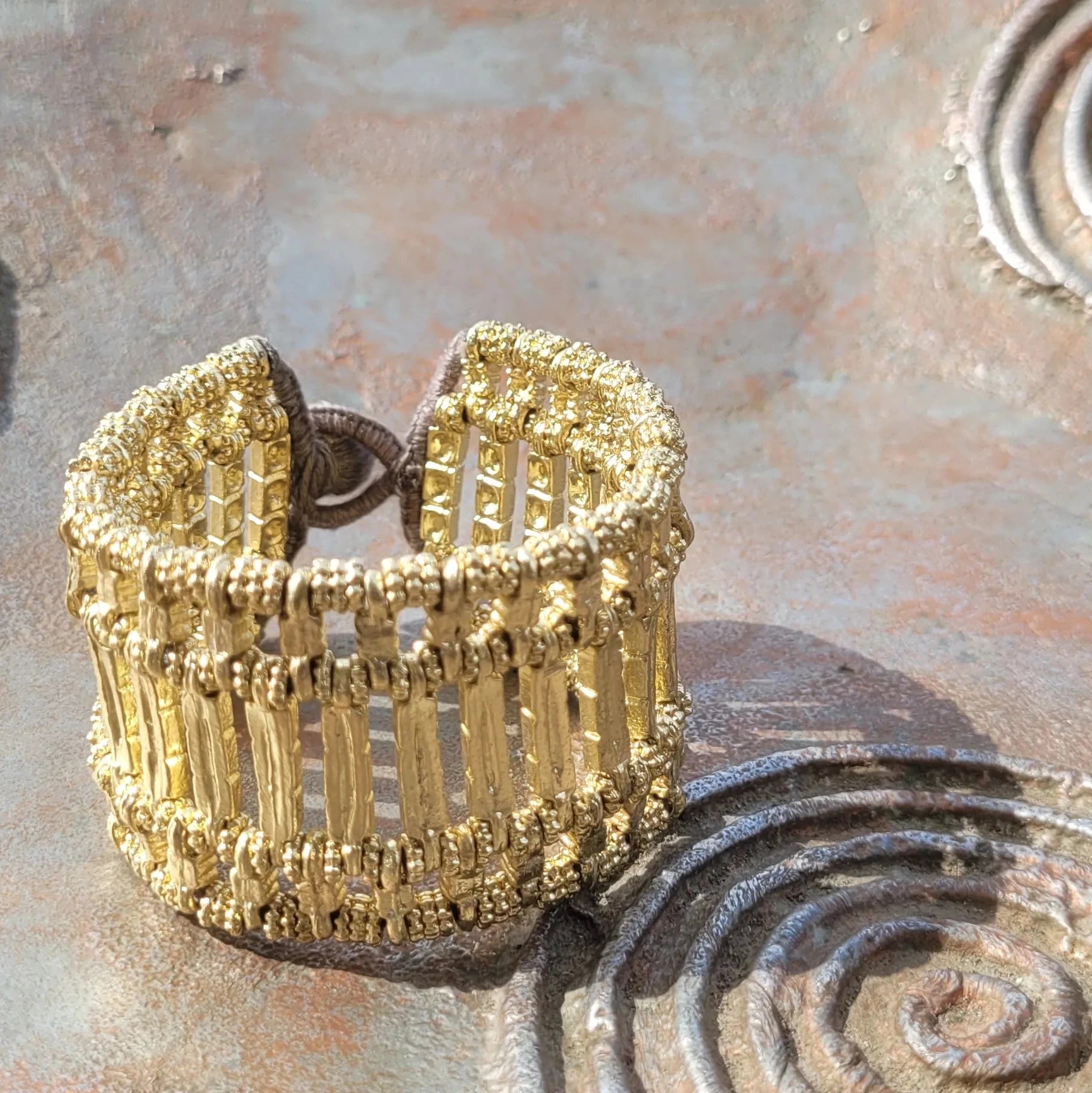 gros bracelet manchette chic pour femme Bellone de Niiki Paris