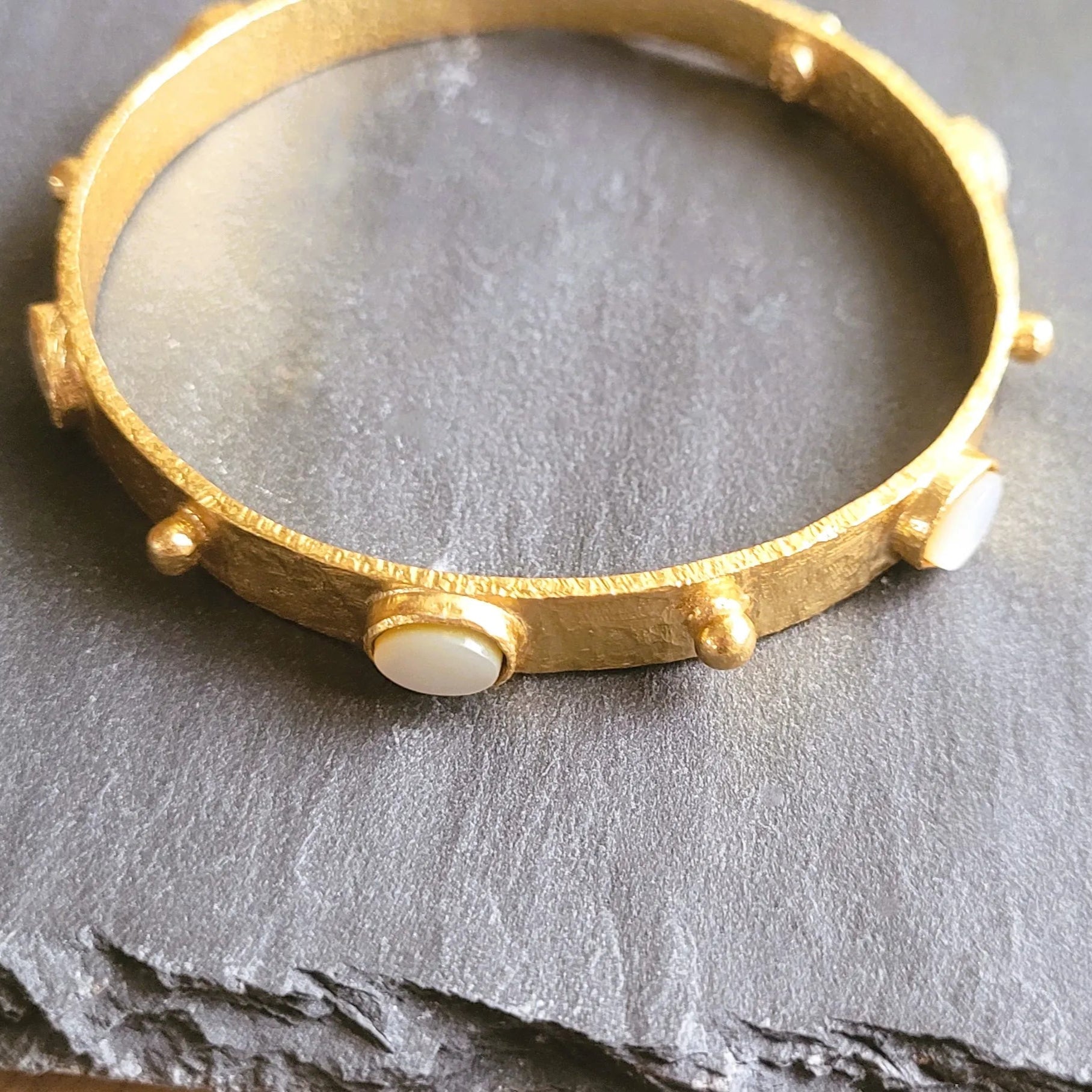 bracelet doré avec nacre pour femmes modèle Cascade de Niiki Paris, bracelet de créateur