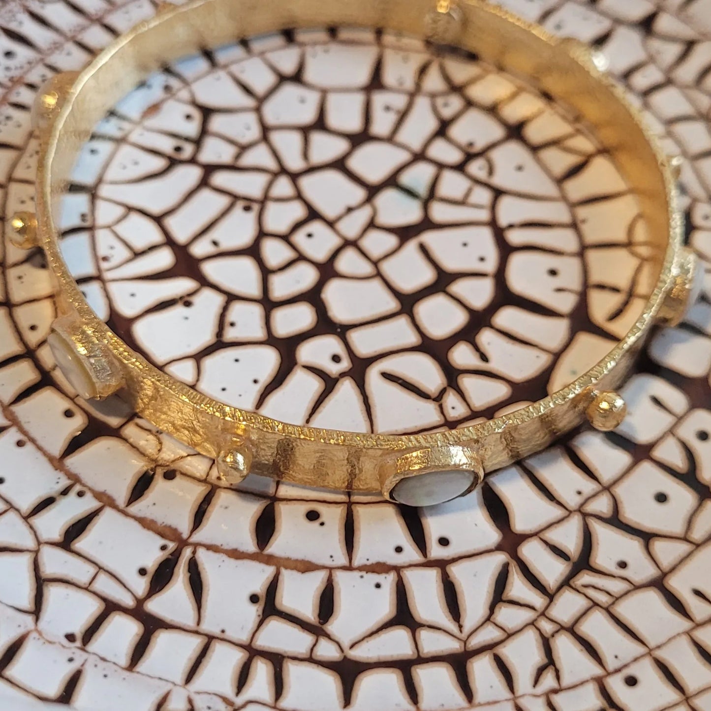 bracelet jonc avec pierre de nacre pour femmes modèle Cascade de Niiki Paris, un bijou en cadeau