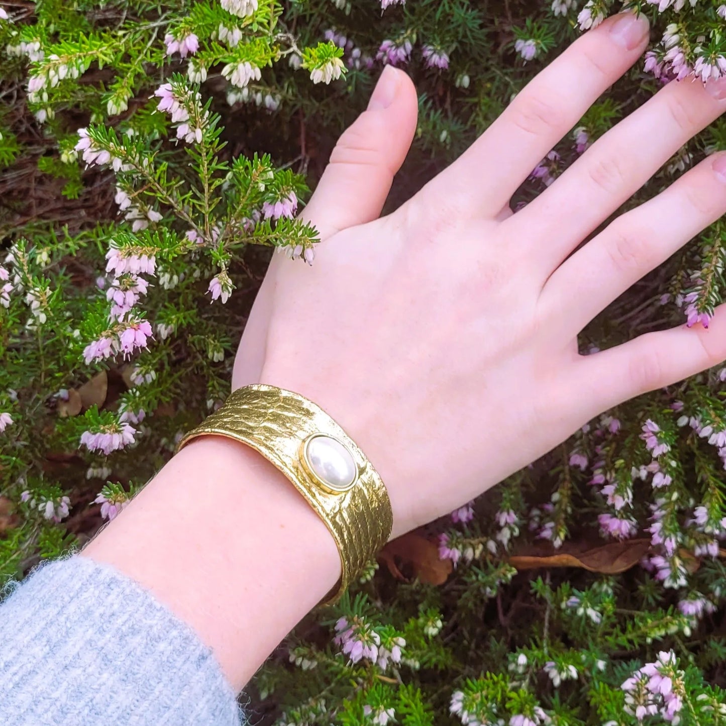 bracelet de luxe pour femmes modèle Devotion Pearl de Niiki Paris en laiton doré