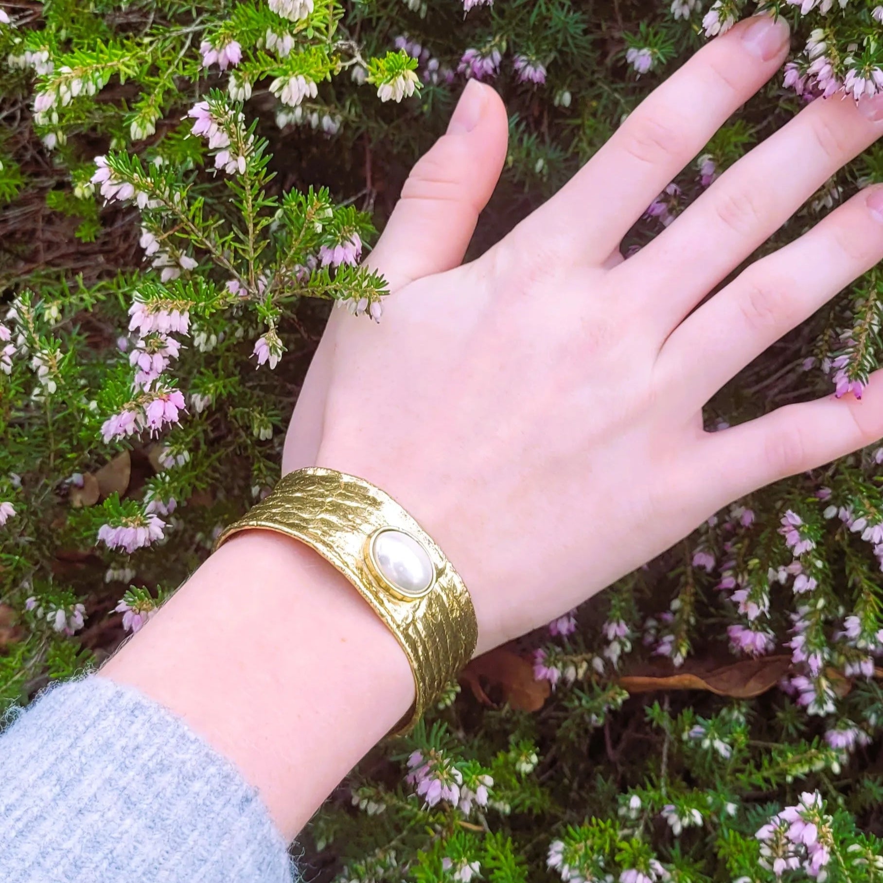 bracelet de luxe pour femmes modèle Devotion Pearl de Niiki Paris en laiton doré