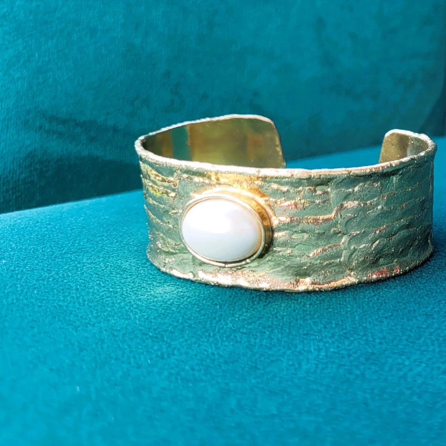 bracelet pour femme tendance 2024 Niiki Paris Devotion Pearl en laiton doré et perle