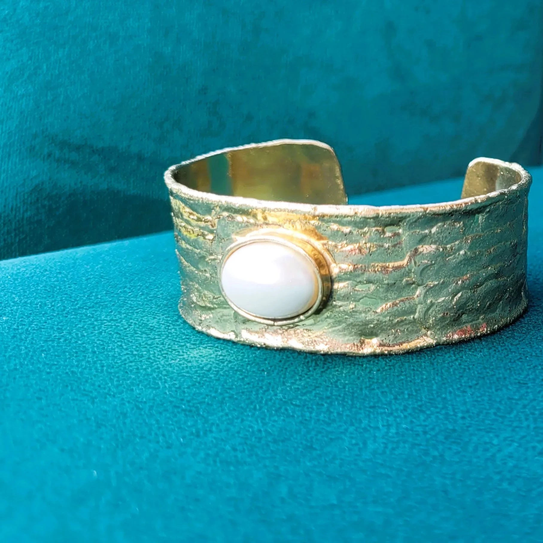 bracelet pour femme tendance 2024 Niiki Paris Devotion Pearl en laiton doré et perle