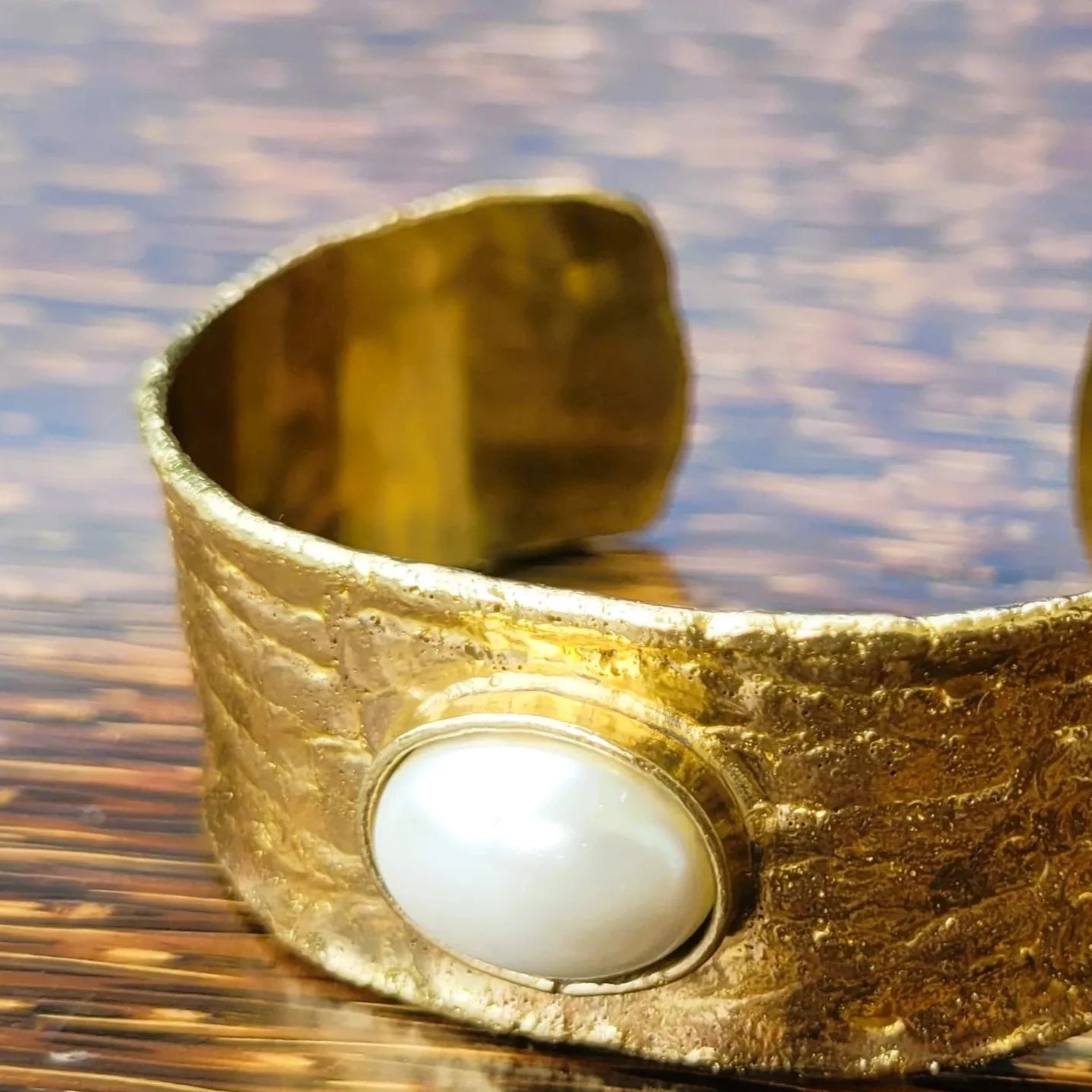 bracelet pour femmes tendance Niiki Paris Devotion Pearl en laiton doré et perle
