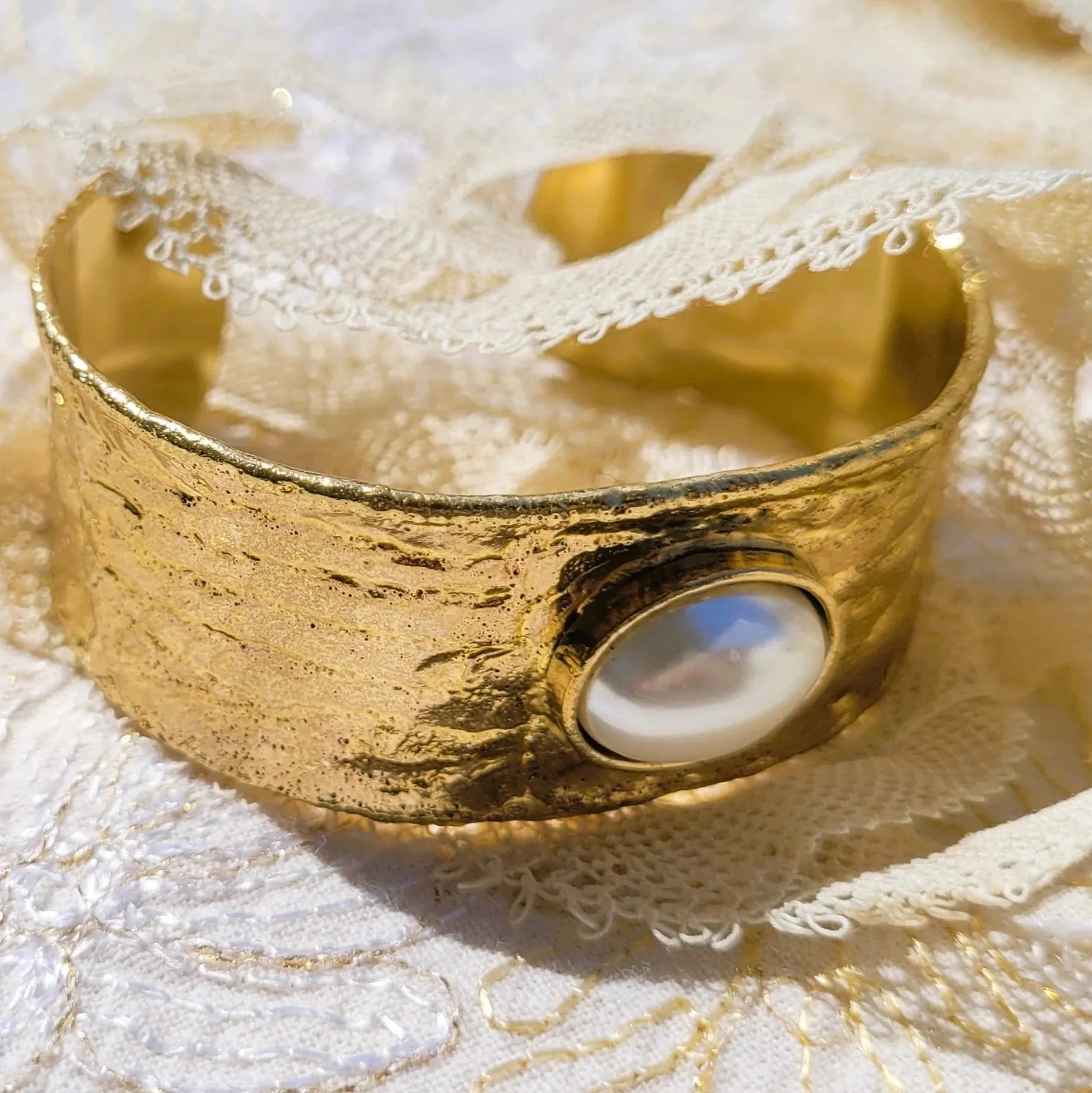 bracelet manchette pour femme tendance Niiki Paris Devotion Pearl en laiton doré et perle