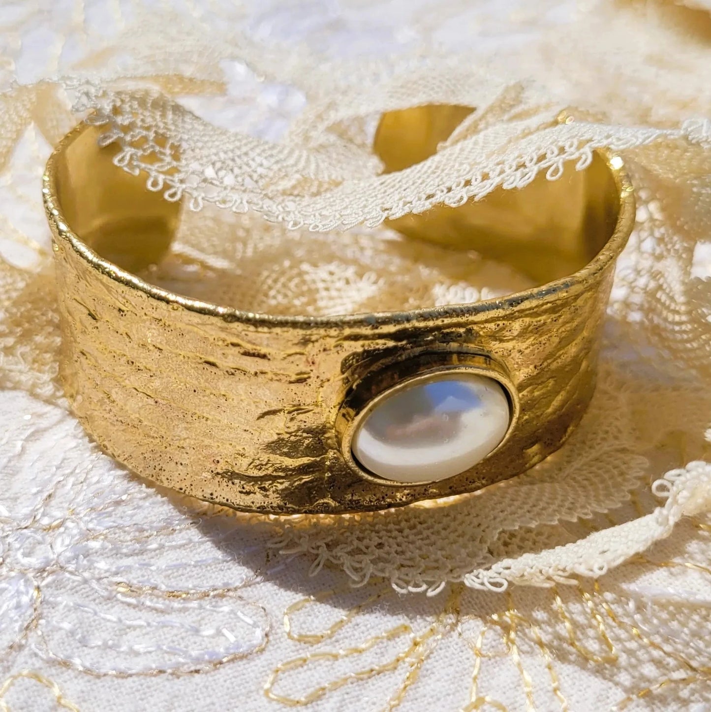 bracelet manchette pour femme tendance Niiki Paris Devotion Pearl ajustable
