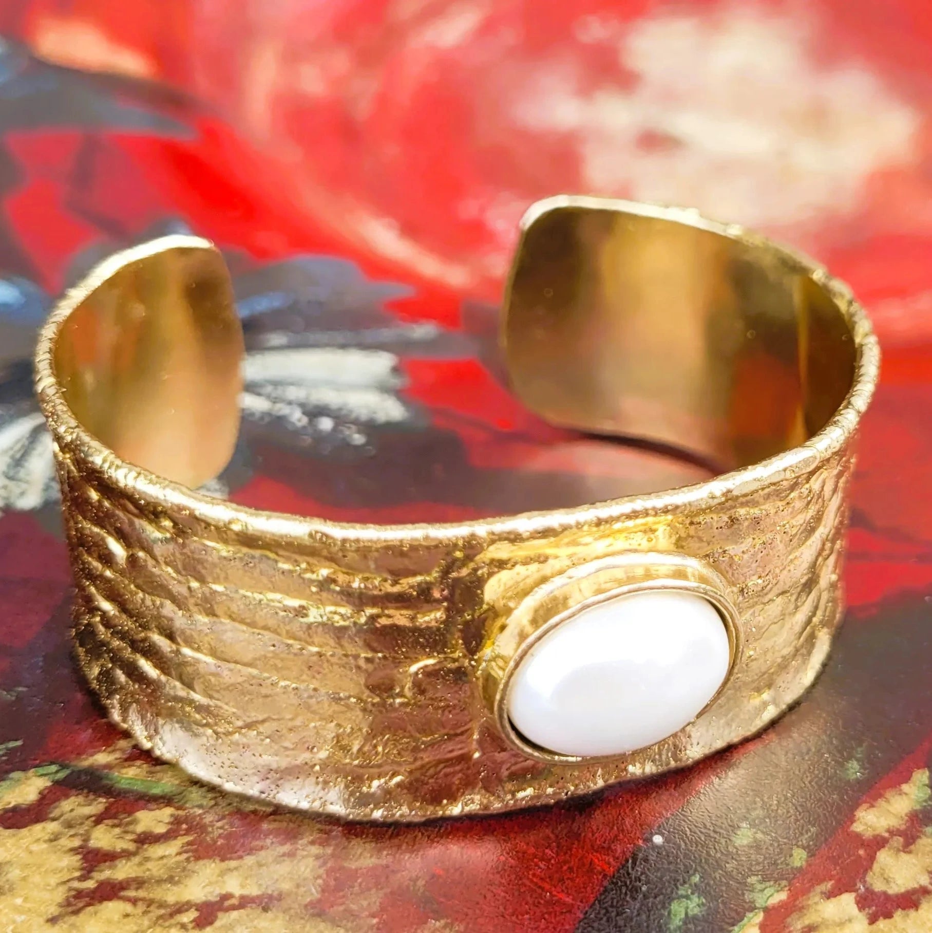 bracelet avec une perle blanche Niiki Paris Devotion Pearl en laiton doré