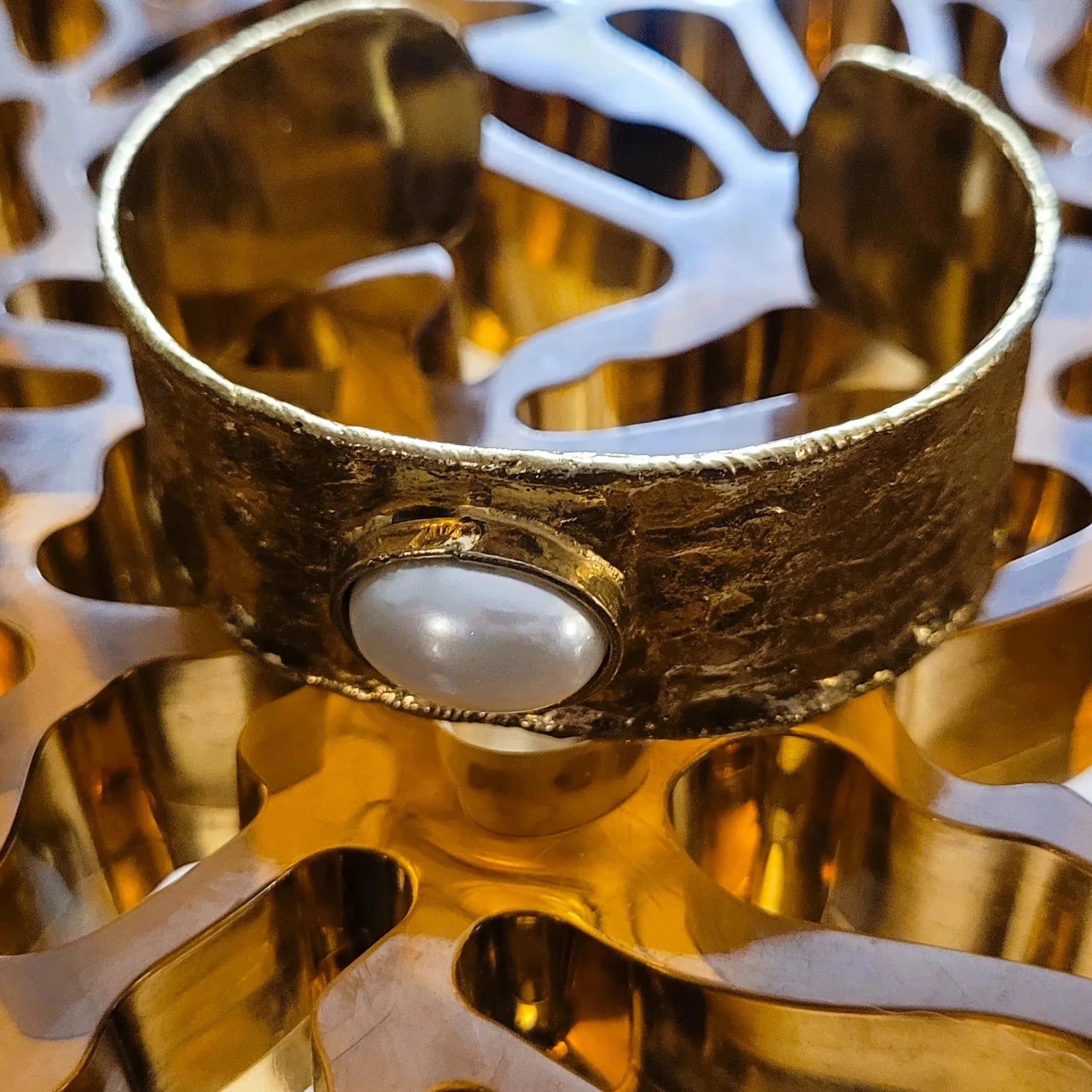 bracelet tendance en 2024 Niiki Paris Devotion Pearl en laiton doré et perle