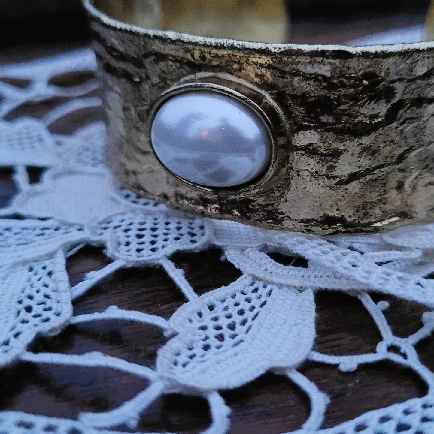 bracelets avec une perle Niiki Paris Devotion Pearl en laiton doré
