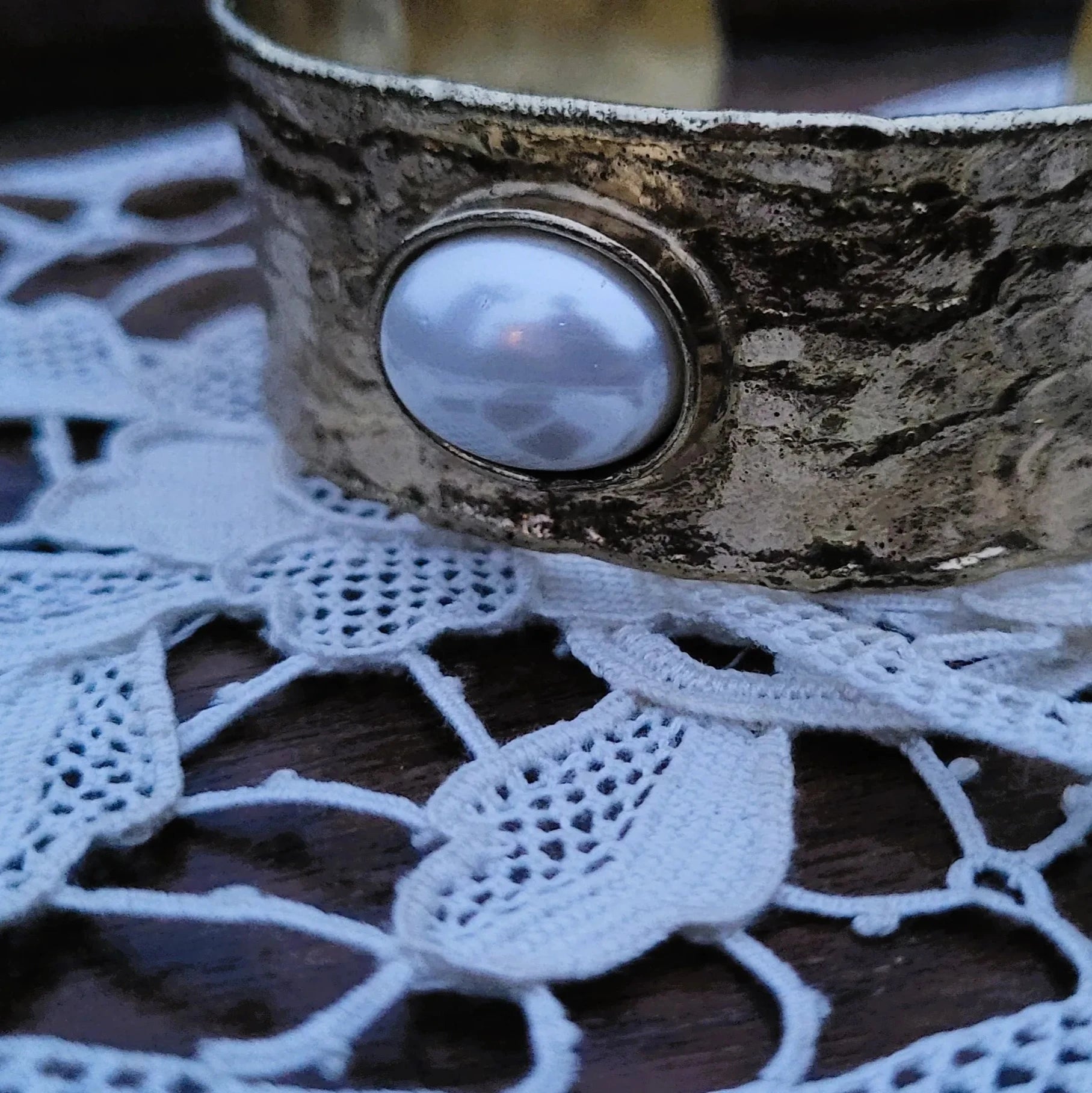 bracelets avec une perle Niiki Paris Devotion Pearl en laiton doré
