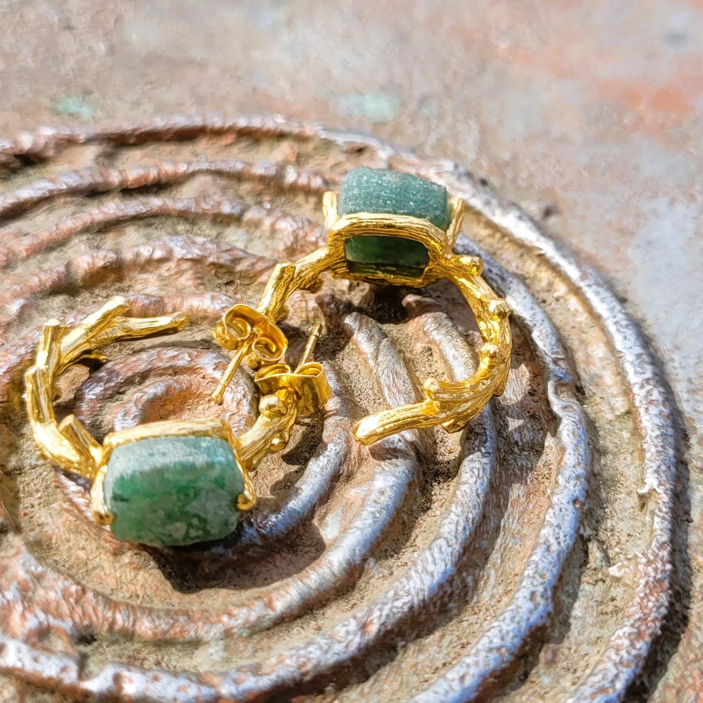 boucles d’oreilles faites main modèle Linoy de Niiki Paris avec pierre d’aventurine semi-précieuse