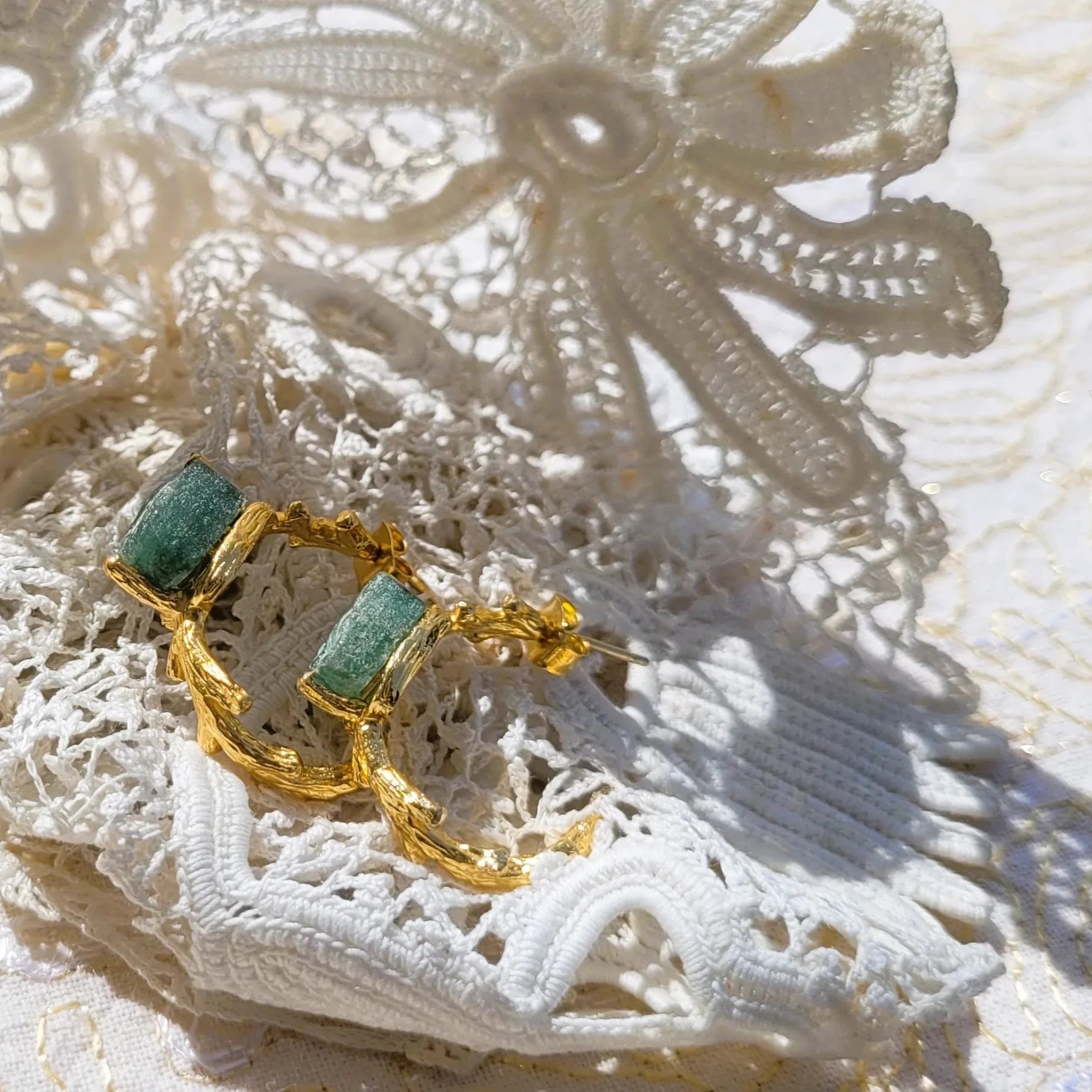 boucles d’oreilles tendance en 2024 modèle Linoy de Niiki Paris avec pierre d’aventurine semi-précieuse