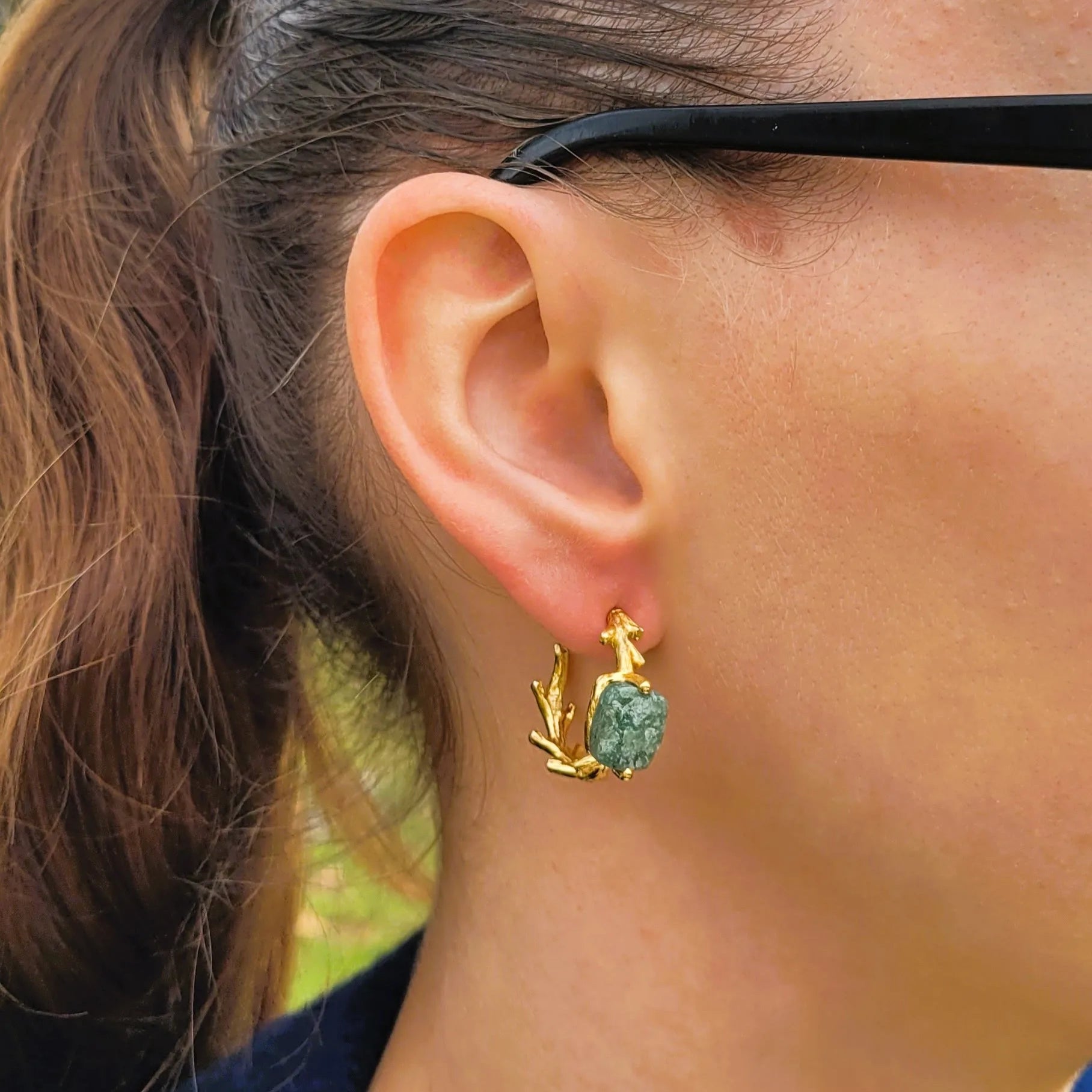 boucles d’oreilles tendance en 2024 modèle Linoy de Niiki Paris avec pierre d’aventurine et inspiration végétale