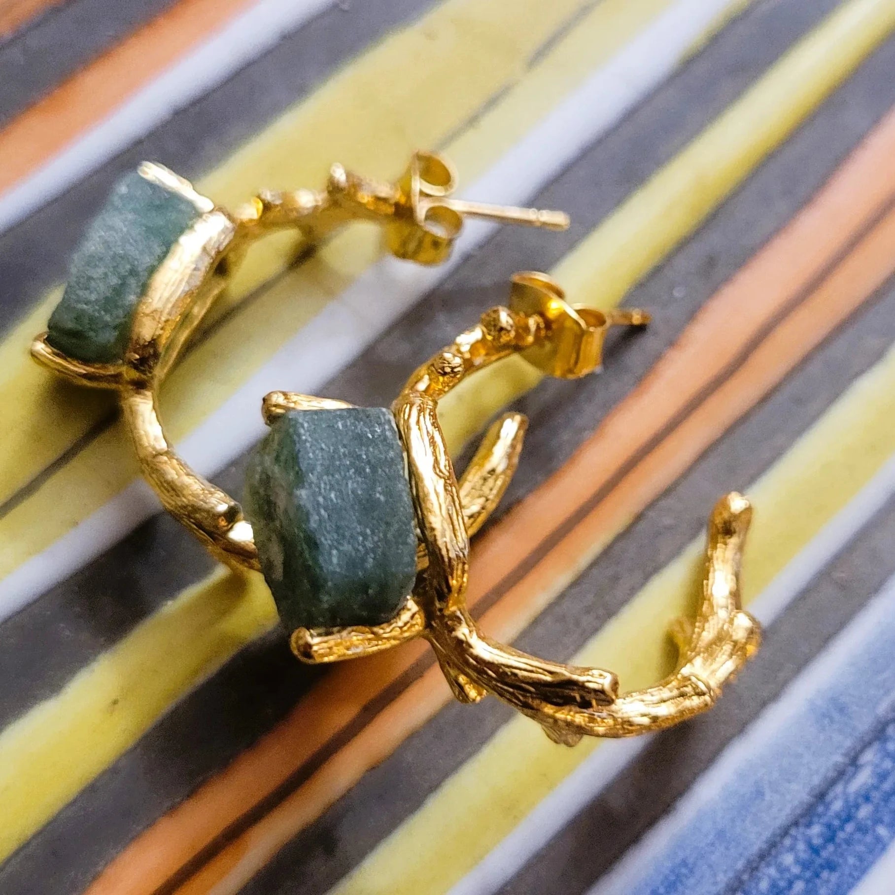 boucles d’oreilles vertes Linoy de Niiki Paris avec pierre d’aventurine et inspiration végétale