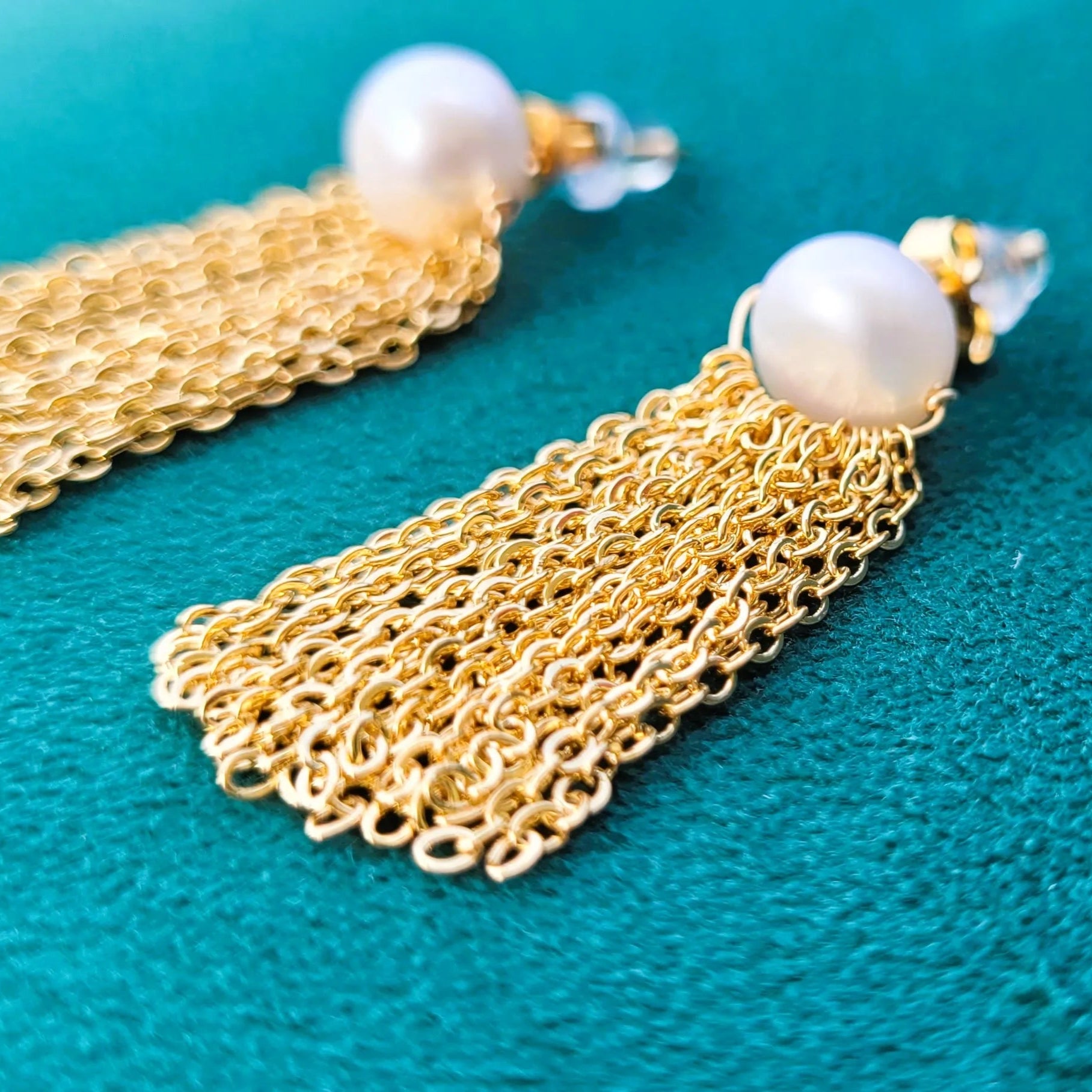 boucles d’oreilles avec perle de luxe de Niiki Paris, modèle White Pearl, tendance 2025