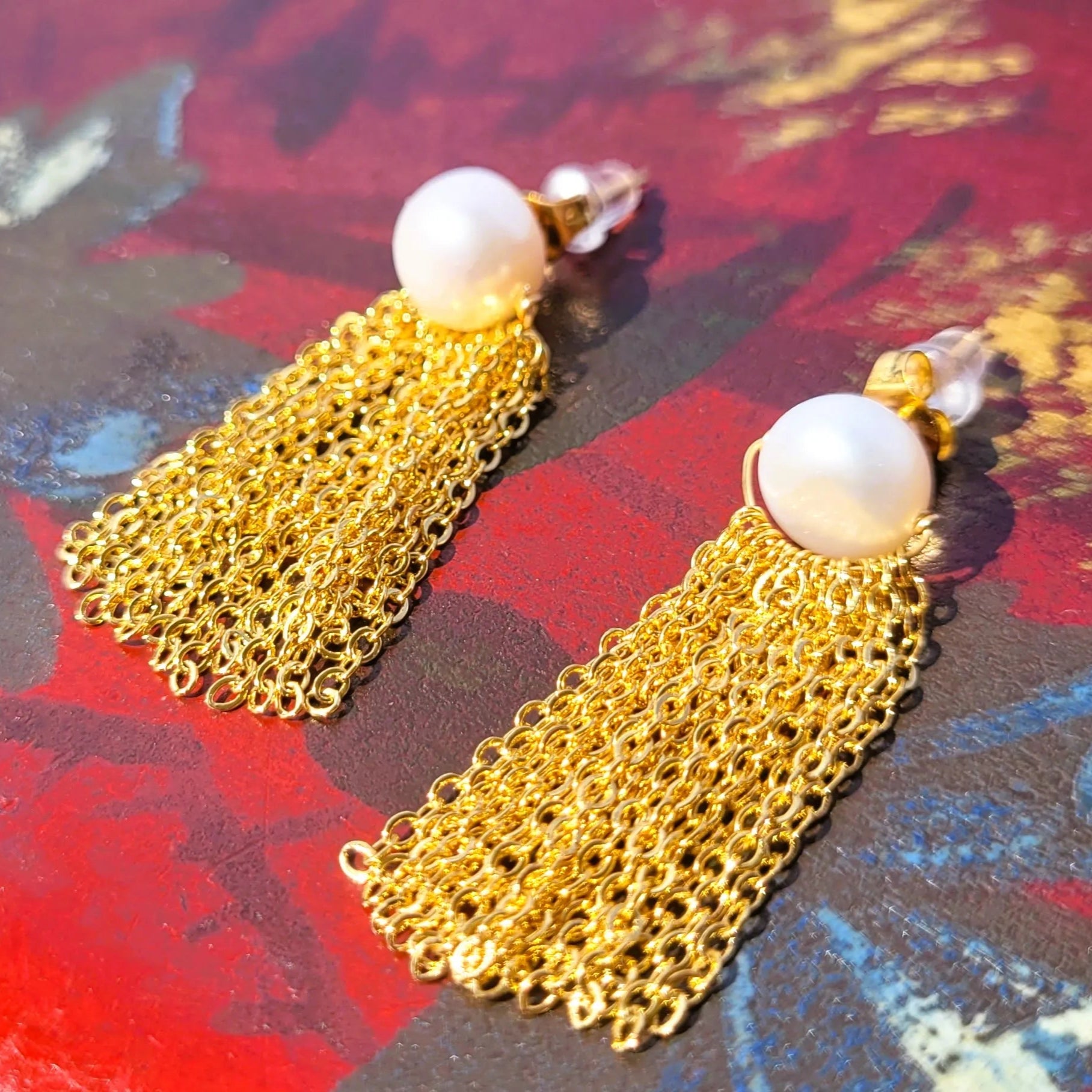 boucles d’oreilles avec perle de luxe de Niiki Paris, modèle White Pearl, boucles d’oreilles créateur