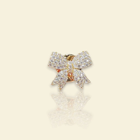 petite broche dorée Knoty, une broche d’un mini nœud pour vêtement de femme